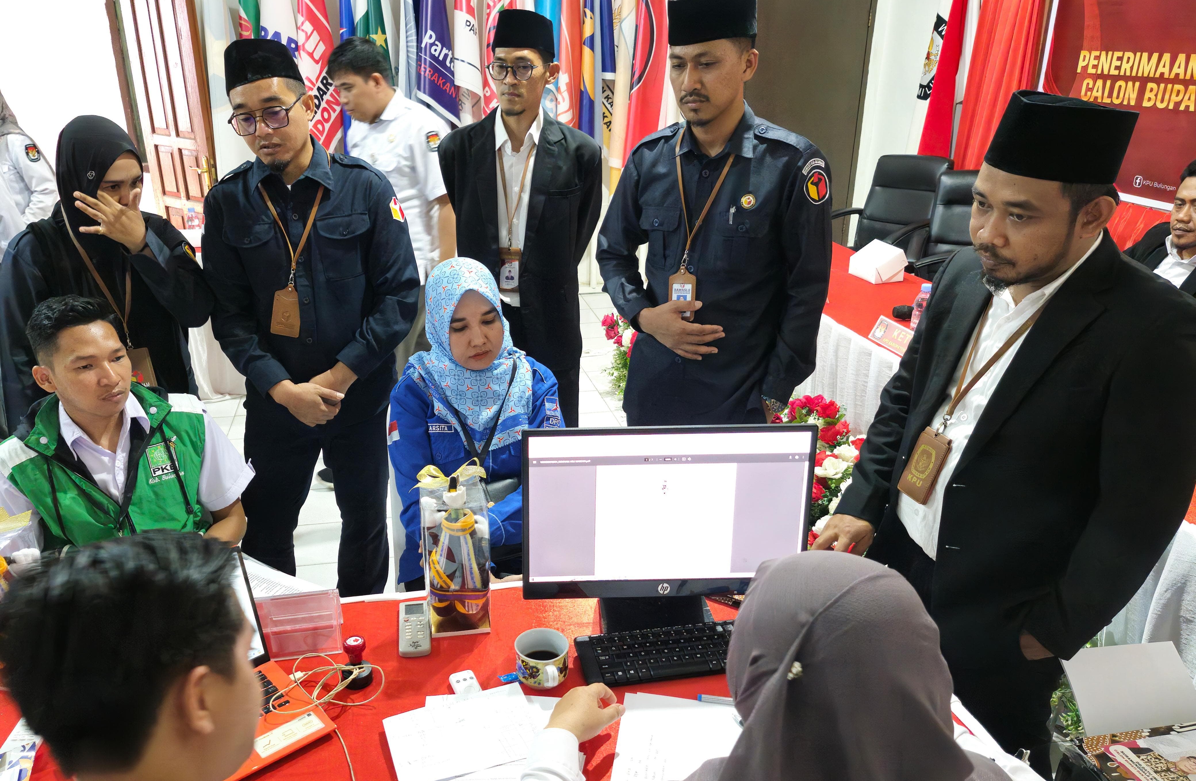 Poto Pimpinan Bawaslu Bulungan pada saat melakukan pengawasan dokumen persyaratan Bacalon Bupati di KPU
