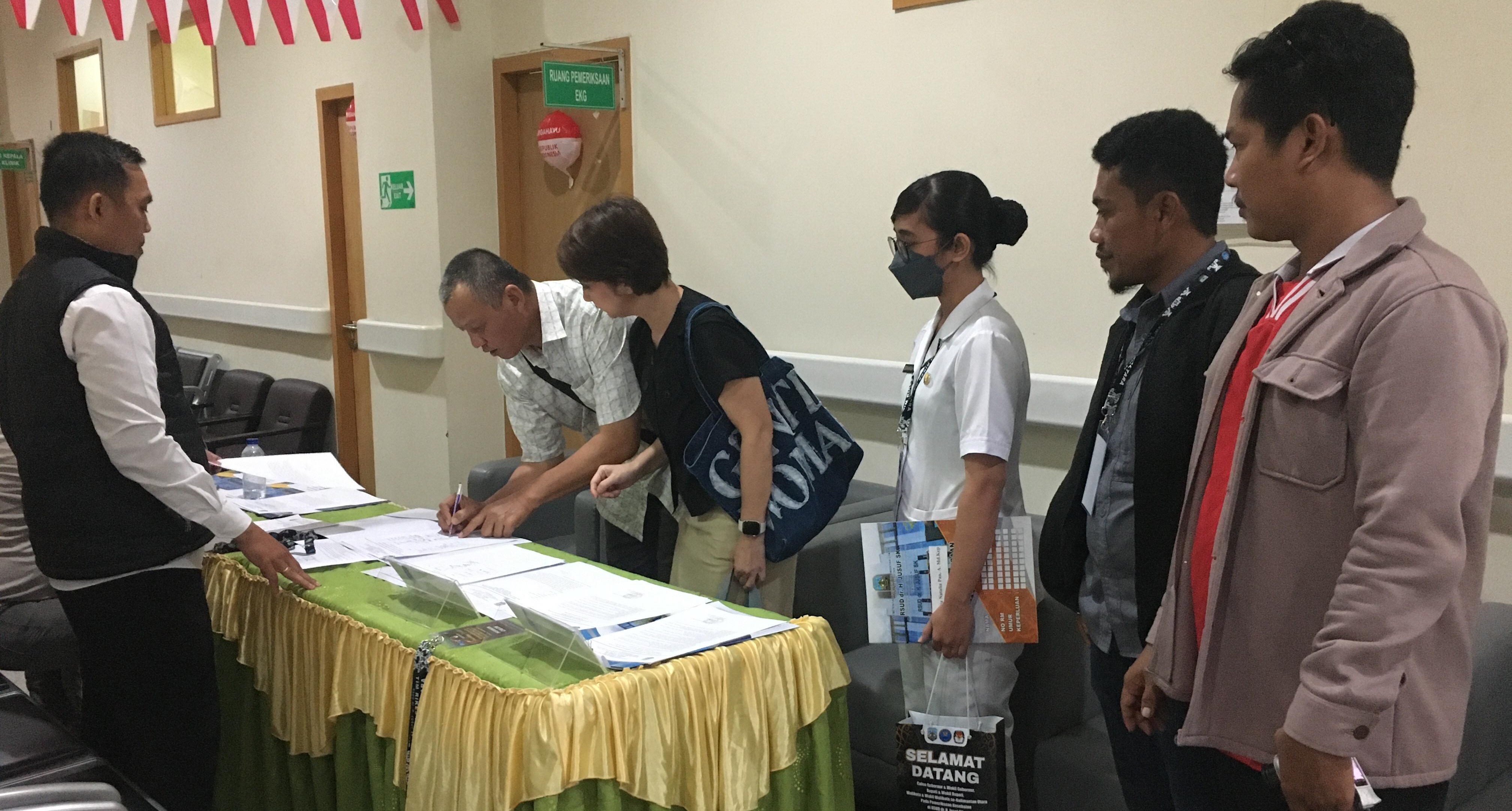 Bawaslu da KPU Bulungan saat mengawasi pendaftaran dan tes kesehatan bakal calon bupati dan wakil bupati Pilkada 2024