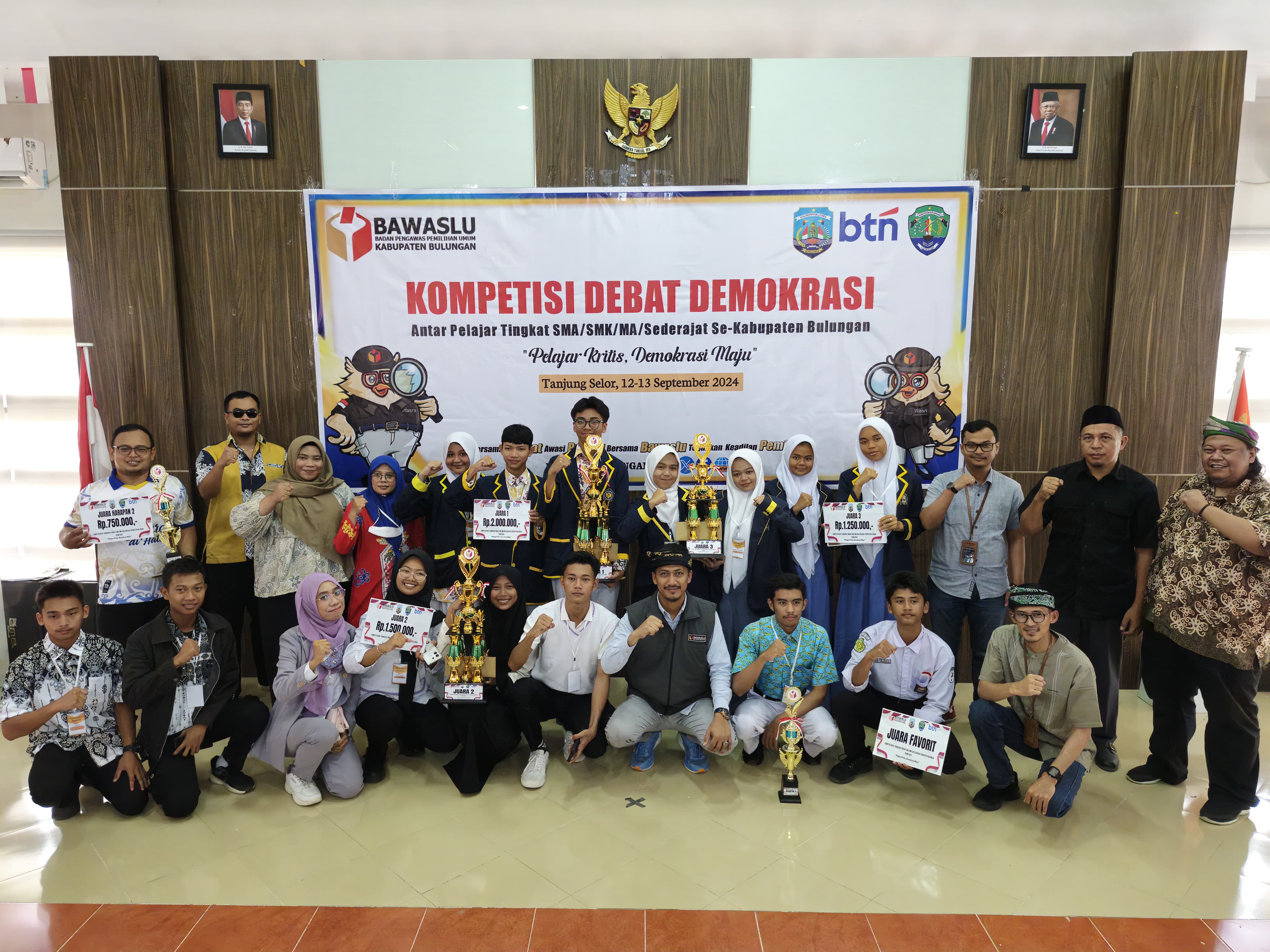 Foto: Para Pemenang Kompetisi Debat Demokrasi antar Pelajar tahun 2024 berpose bersama Bawaslu, KPU, BTN, Pengiat Pemilu dan Para Juri Jumat (13/9/2024).