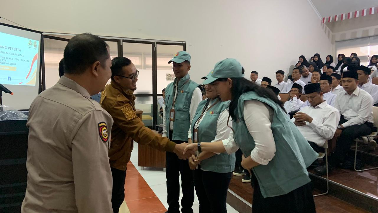 Poto Ketua Bawaslu Bulungan memberikan selamat kepada PTPS yang di lantik