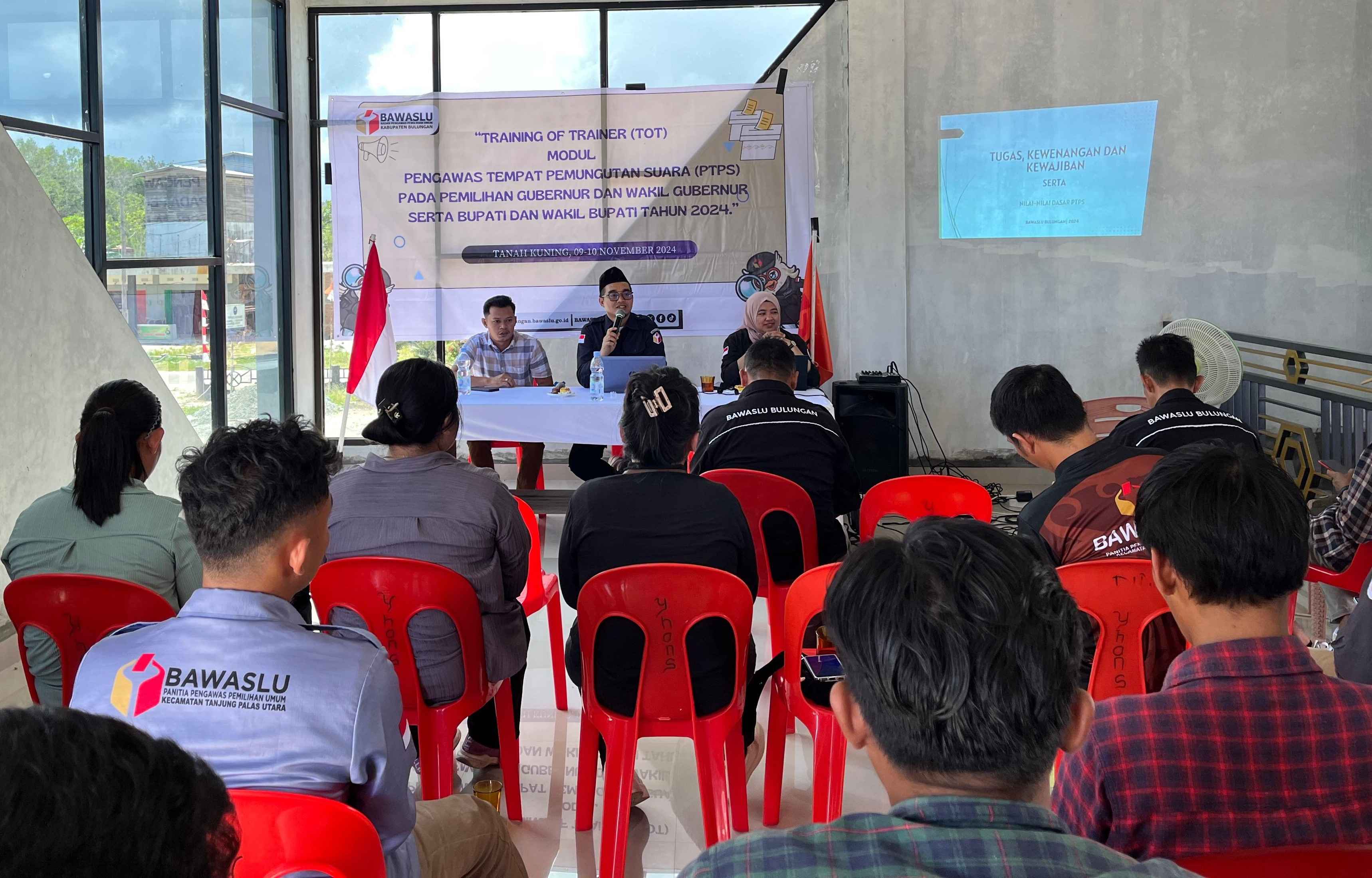 ketua Bawaslu Bulungan saat memberikan arahan kepada peserta TOT PTPS
