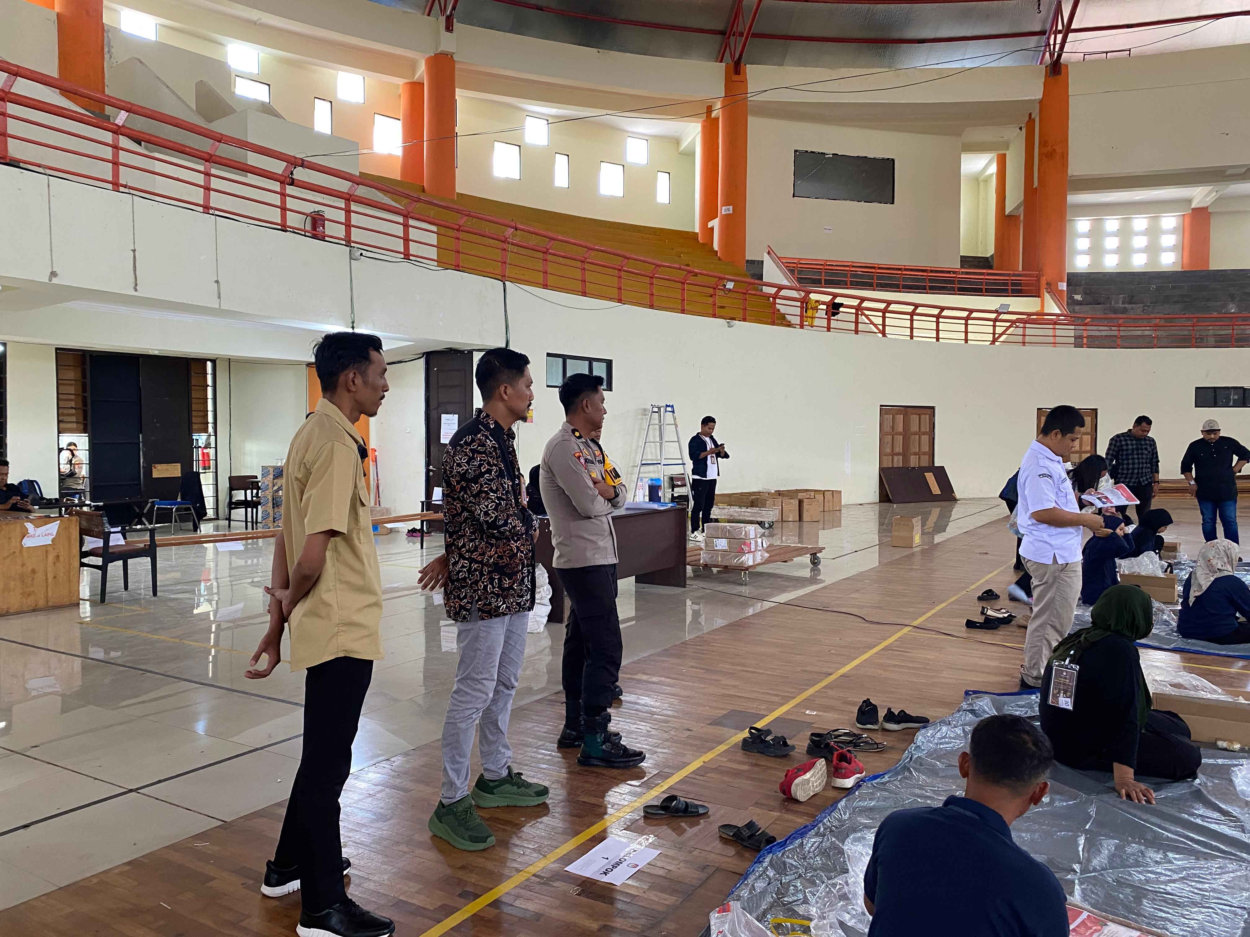 Poto: riswan kordiv HP2H bawaslu bulungan saat melakukan pengawasan proses sortir lipat surat suara