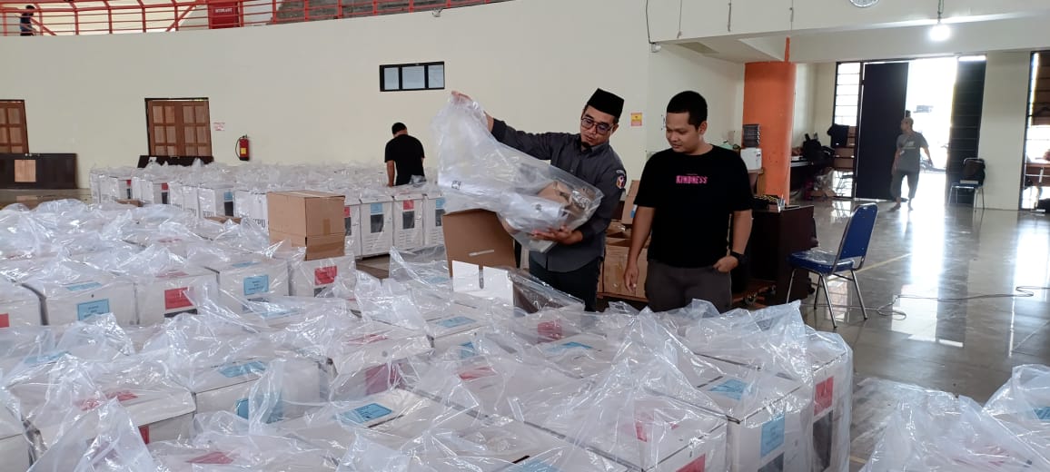 Poto: Ketua Bawaslu Bulungan saat melakukan Pengecekan Dan Kesiapan Logistik Sebelum Didistribusikan