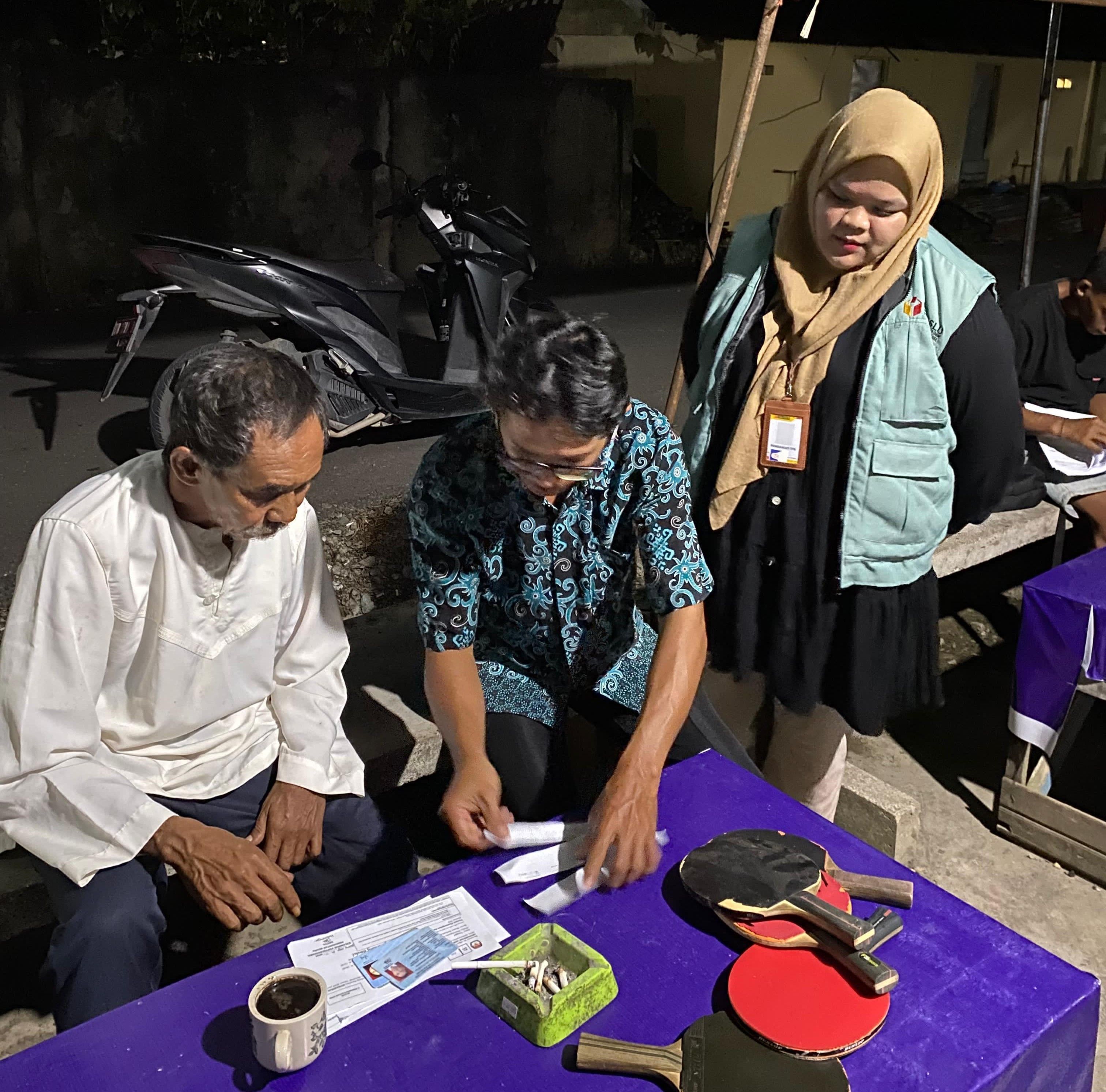 Poto: Pengawas TPS melakukan Pengawasan Distribusi C Pemberitahuan oleh KPPS di salah satu rumah warga 