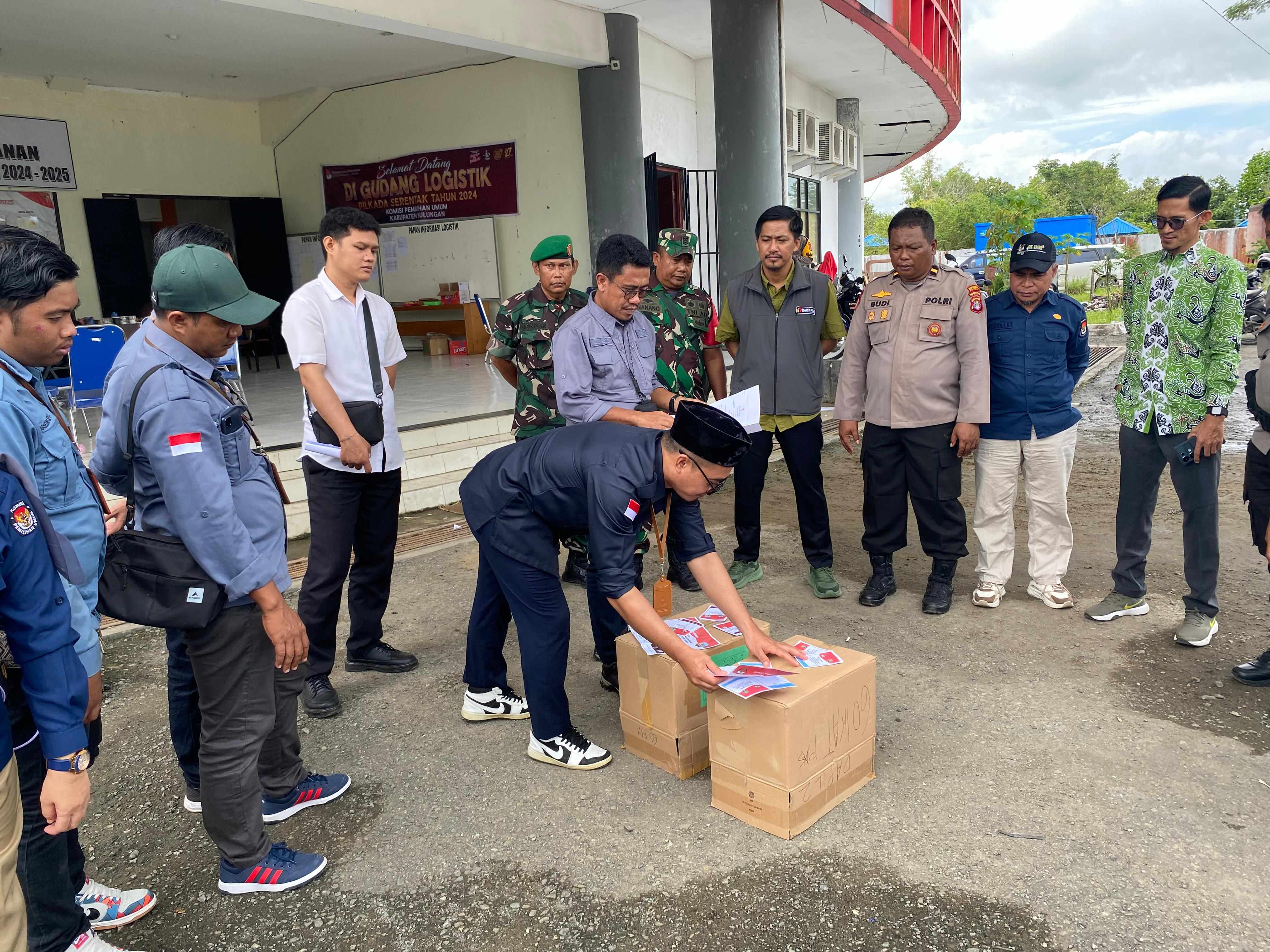 Poto: Ketua dan Anggota Bawaslu Bulungan saat melakukan pengawasan pemusnahan surat suara yang rusak pada Pilkada 2024 di Gudang Logistik KPU Bulungan, Selasa (26/11/2024).