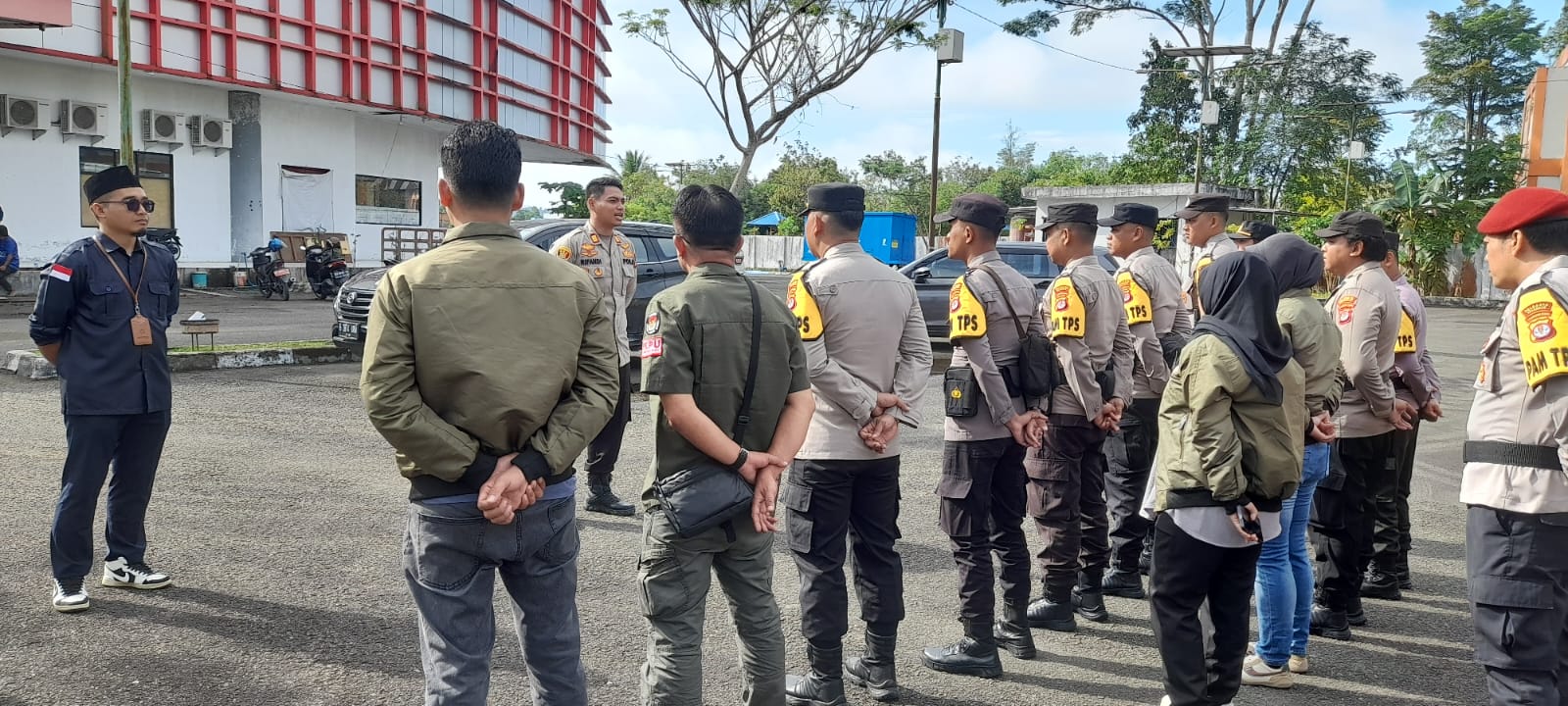 Foto: Ketua Bawaslu Bulungan bersama jajaran saat melakukan pengawasan pelepasan distribusi logistik Pilkada 2024 yang digelar di Gudang Logistik KPU Bulungan pada Selasa (26/11/2024).