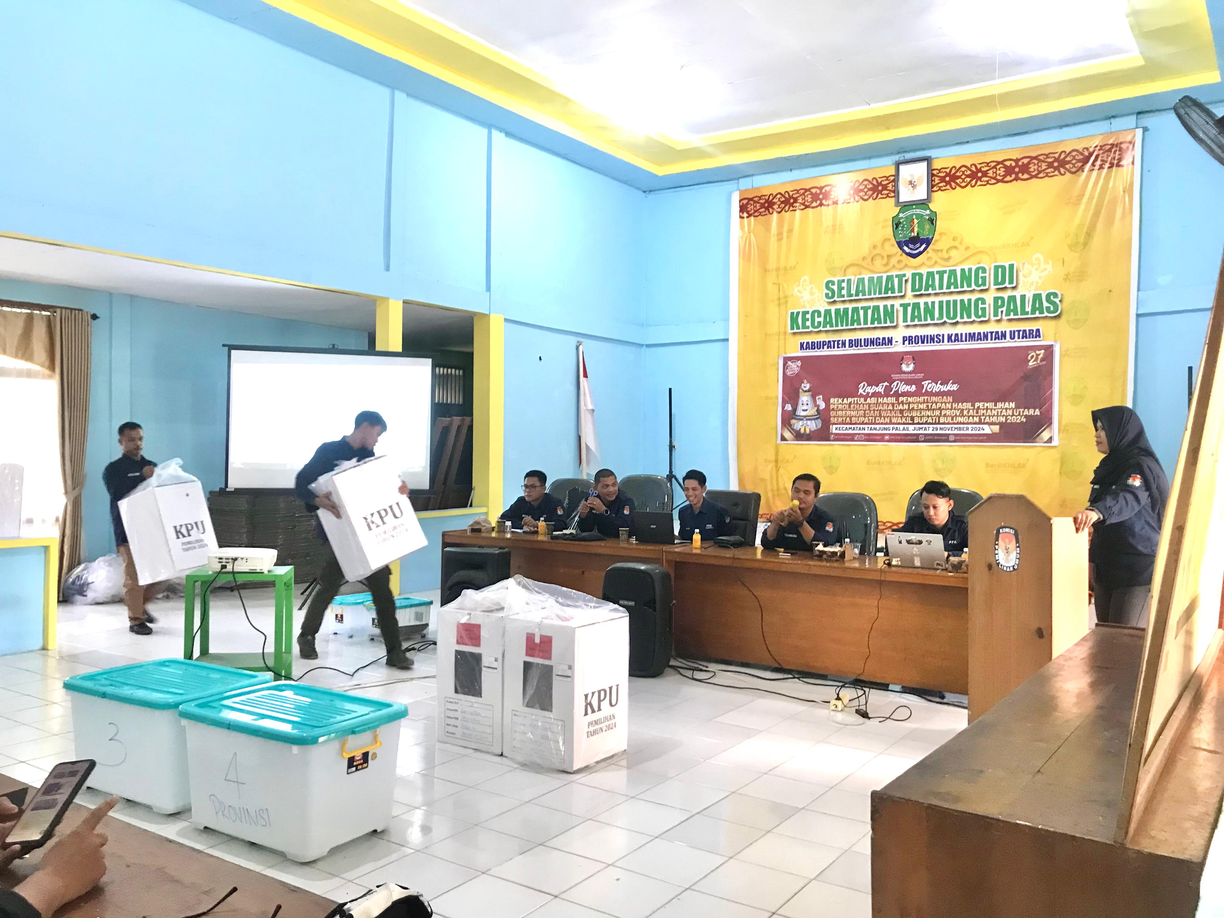 Foto : Rapat Pleno Terbuka Rekapitulasi Perolehan Suara Tingkat Kecamatan.