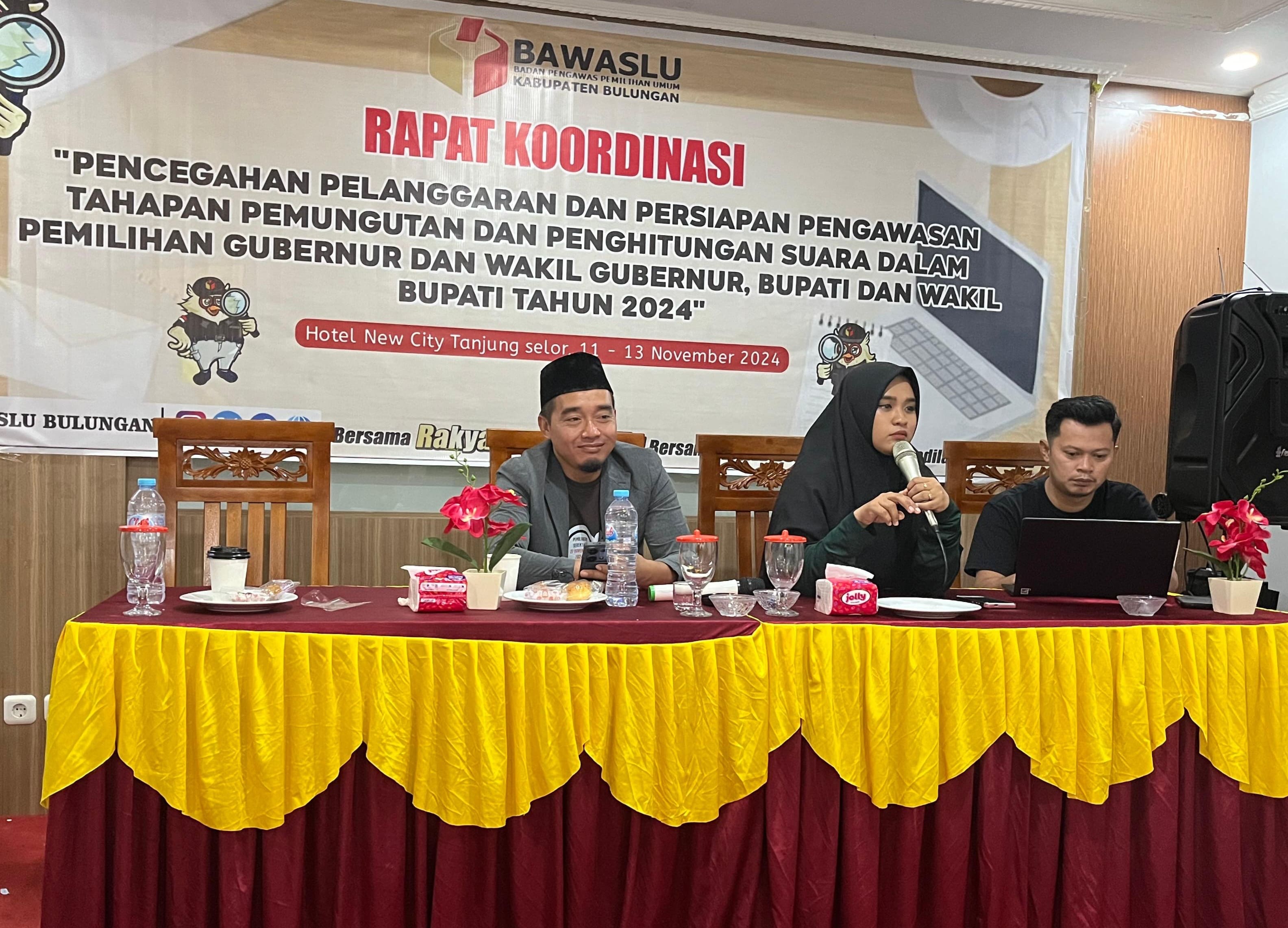 Koordinator Divisi Penanganan Pelanggaran dan Penyelesaian Sengketa saat memberikan arahan kepada Panwaslu KecamatanKoordinator Divisi Penanganan Pelanggaran dan Penyelesaian Sengketa saat memberikan arahan kepada Panwaslu Kecamatan