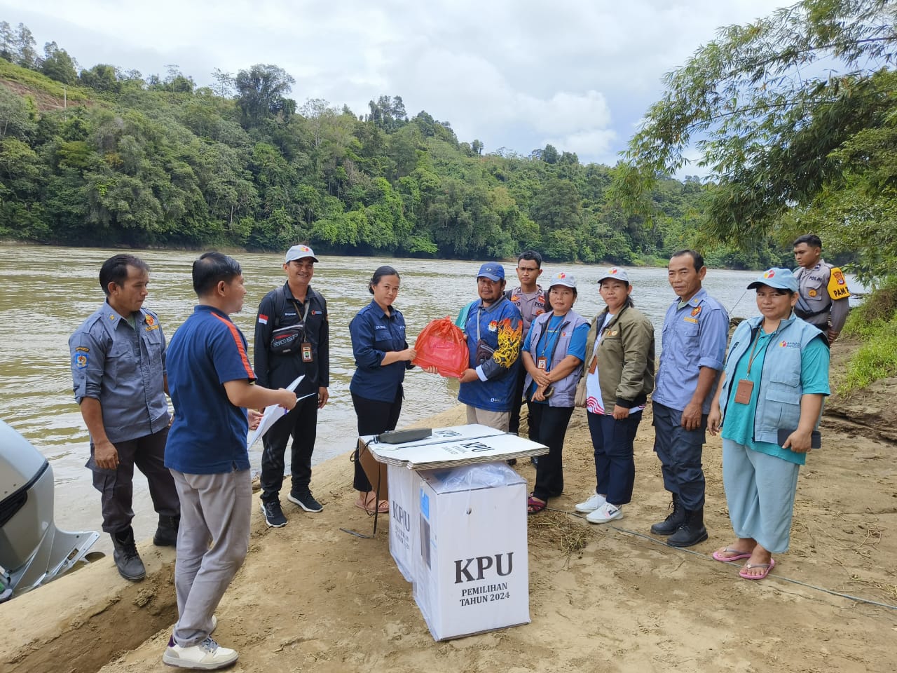 ​Panwaslu Kecamatan Kawal Pergeseran Logistik Pilkada ke Gudang Logistik KPU Bulunagn.( foto : Panwaslu Kecamatan Peso)