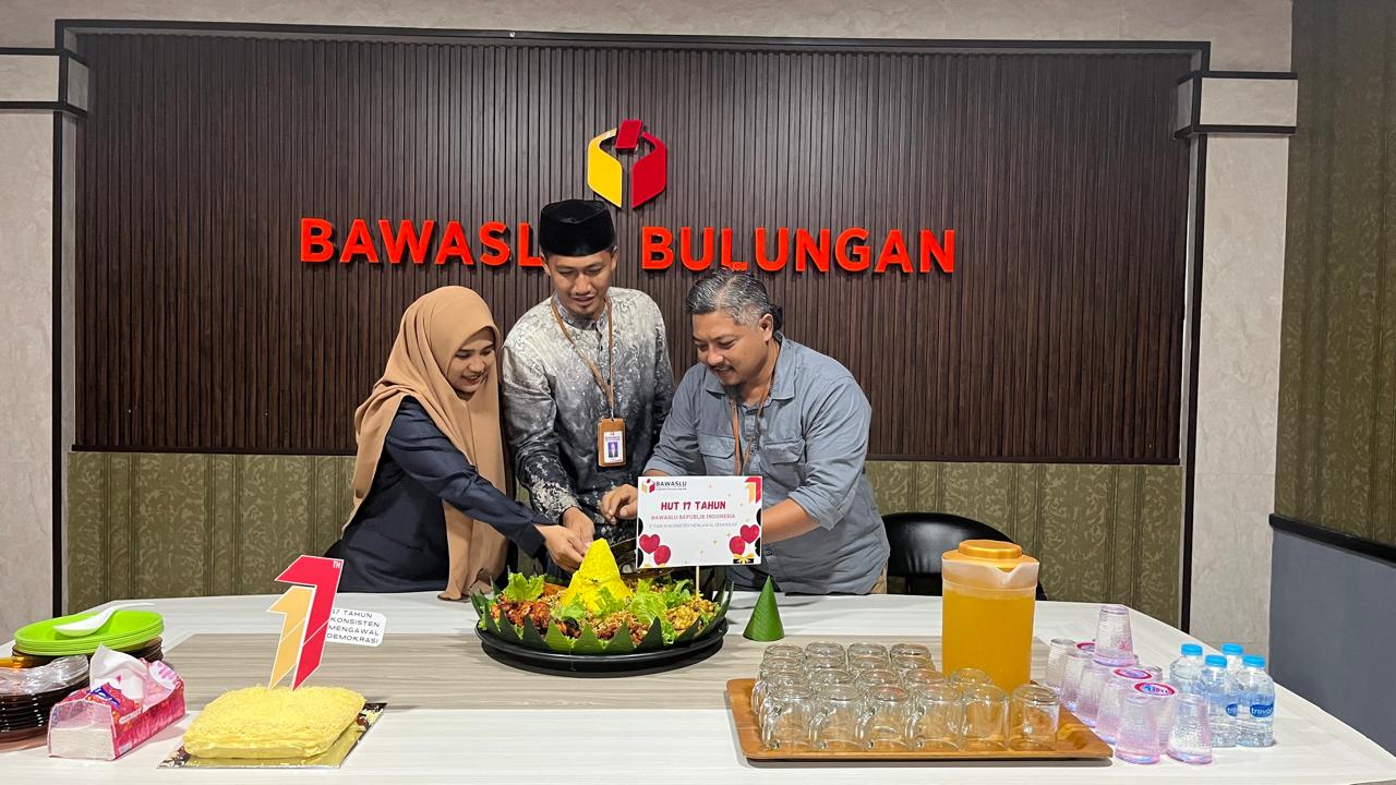 Prosesi pemotongan tumpeng oleh Anggota dan Kepala Sekretariat (Foto Dok Bawaslu Bulungan)