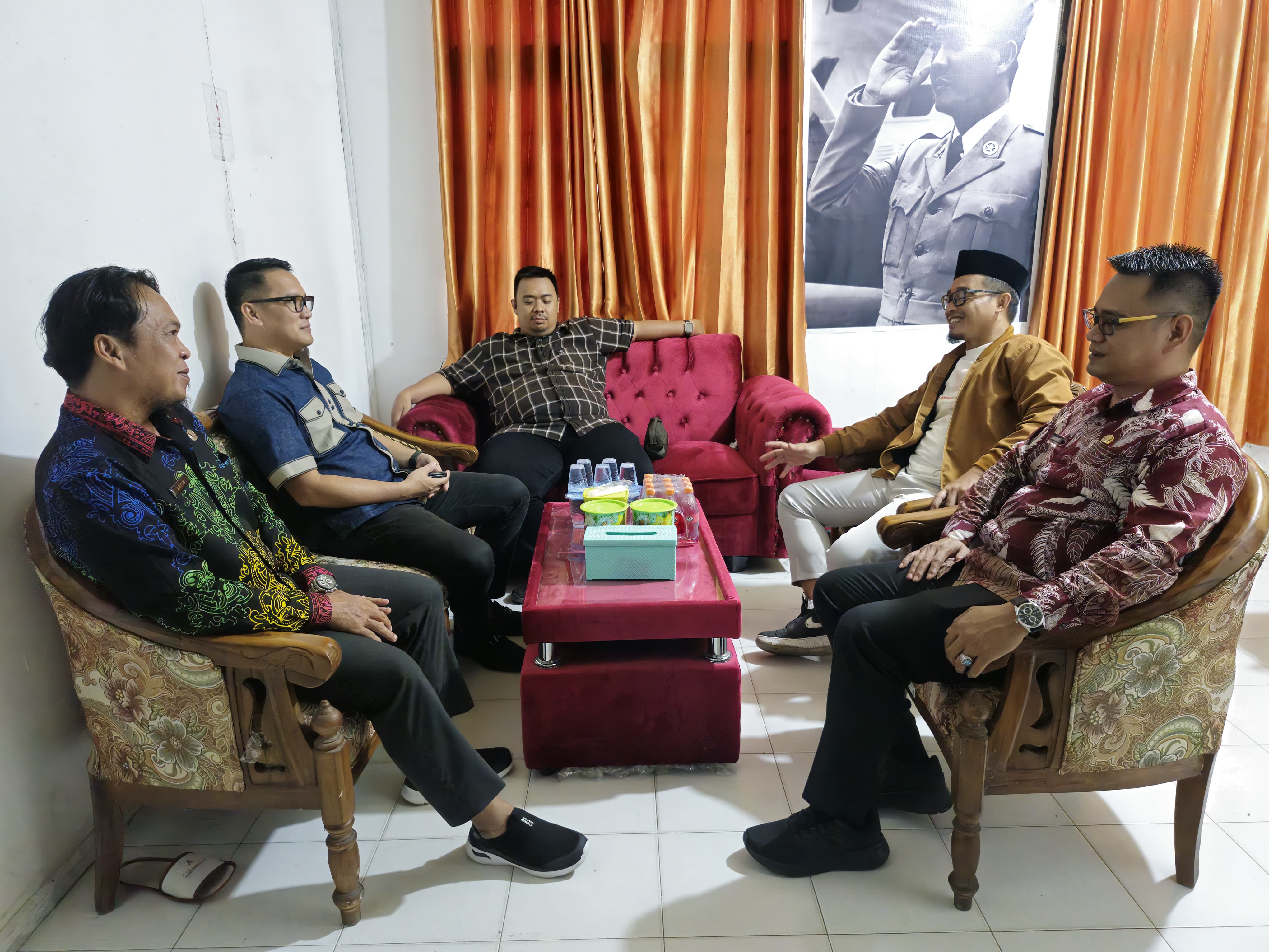 Foto: Ketua bawaslu Bulungan saat bincang-bincang dengan Pimpinan Bawaslu Kaltara