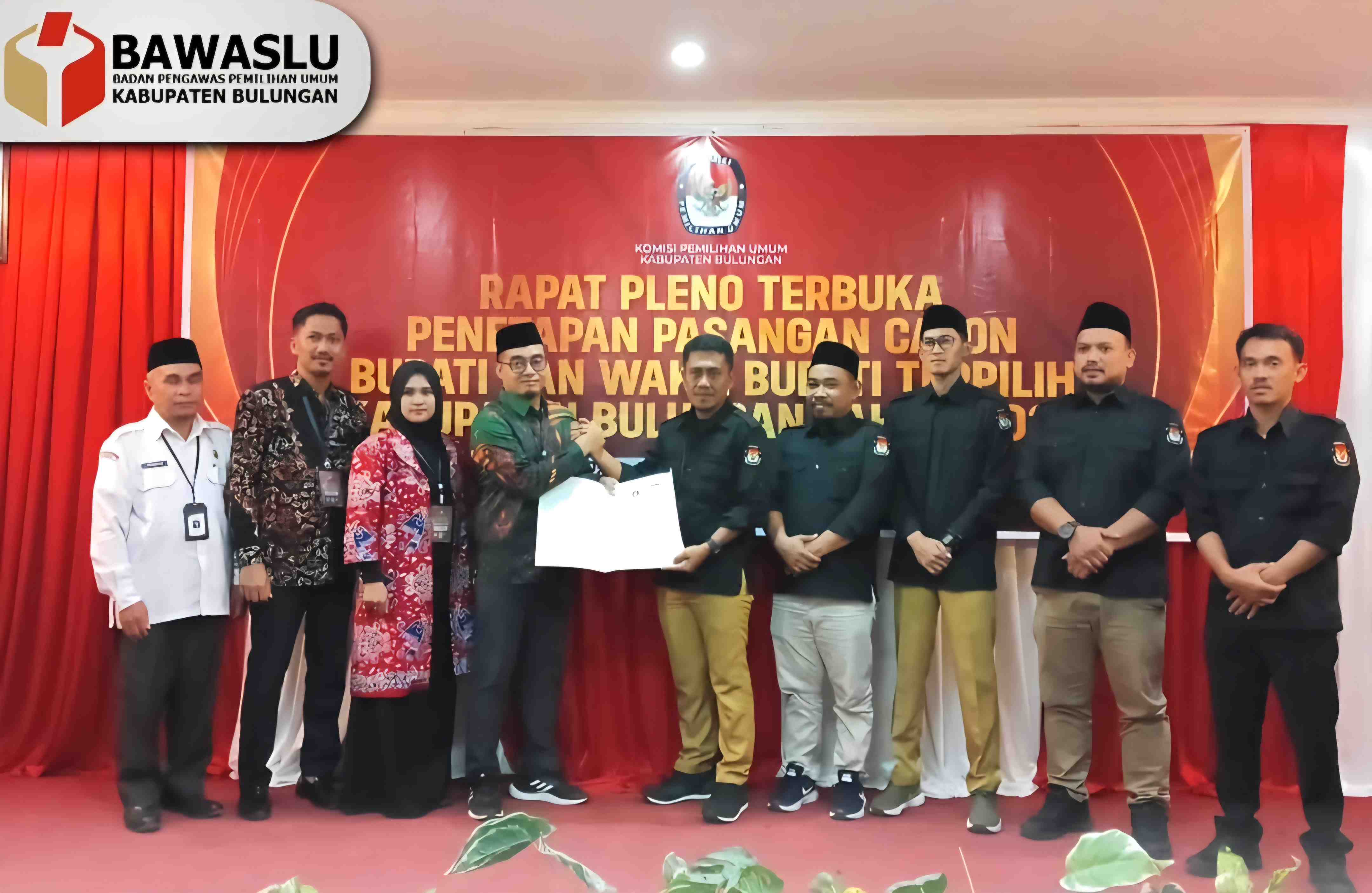 Ketua Bawaslu Bulungan menerima Berita Acara (BA) Penetapan Pasangan Calon Bupati dan Wakil Bupati Terpilih