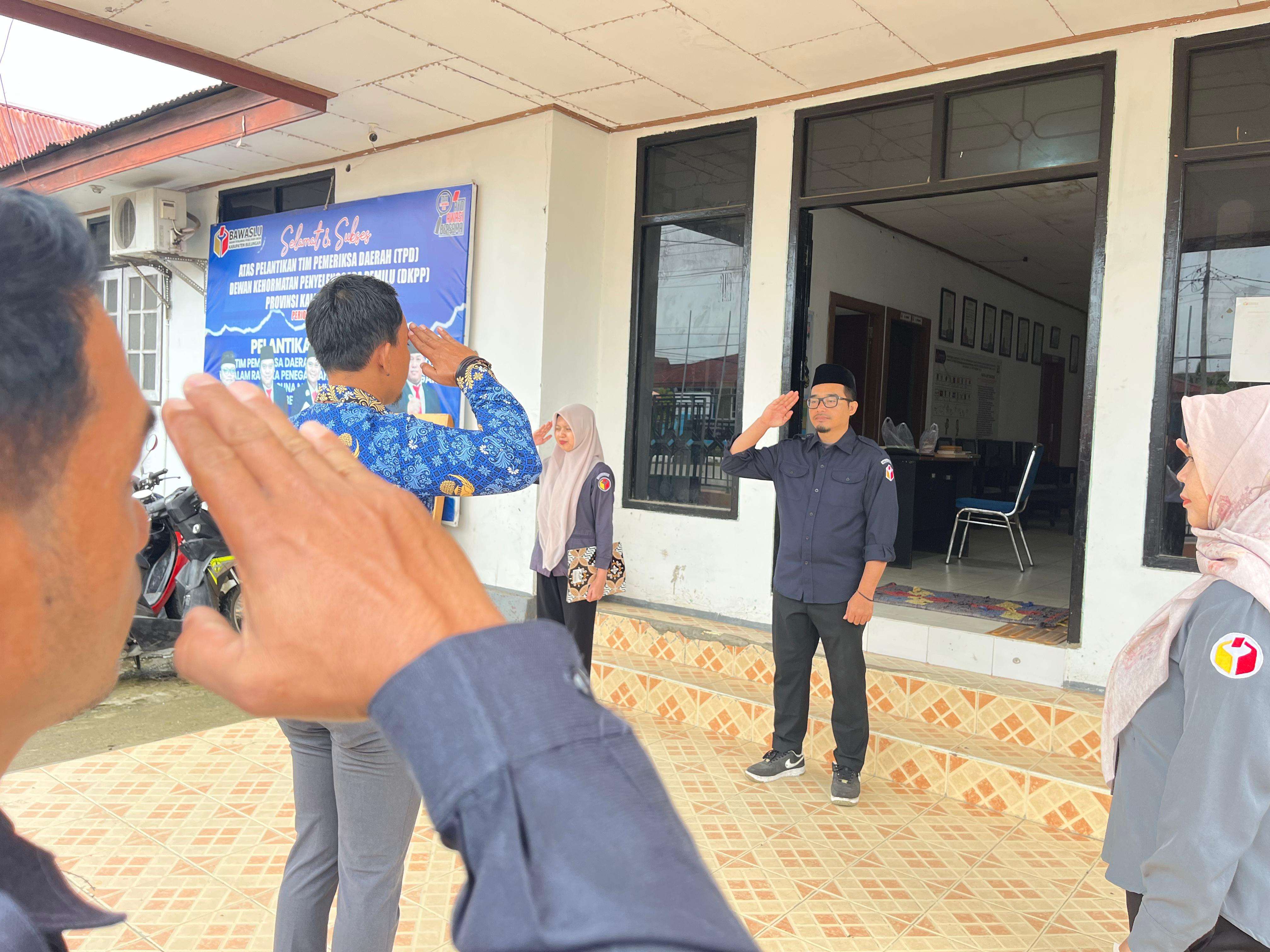 Sausana Bawaslu Bulungan Gelar Upacara Hari Lahir Pancasila di halaman Kantor