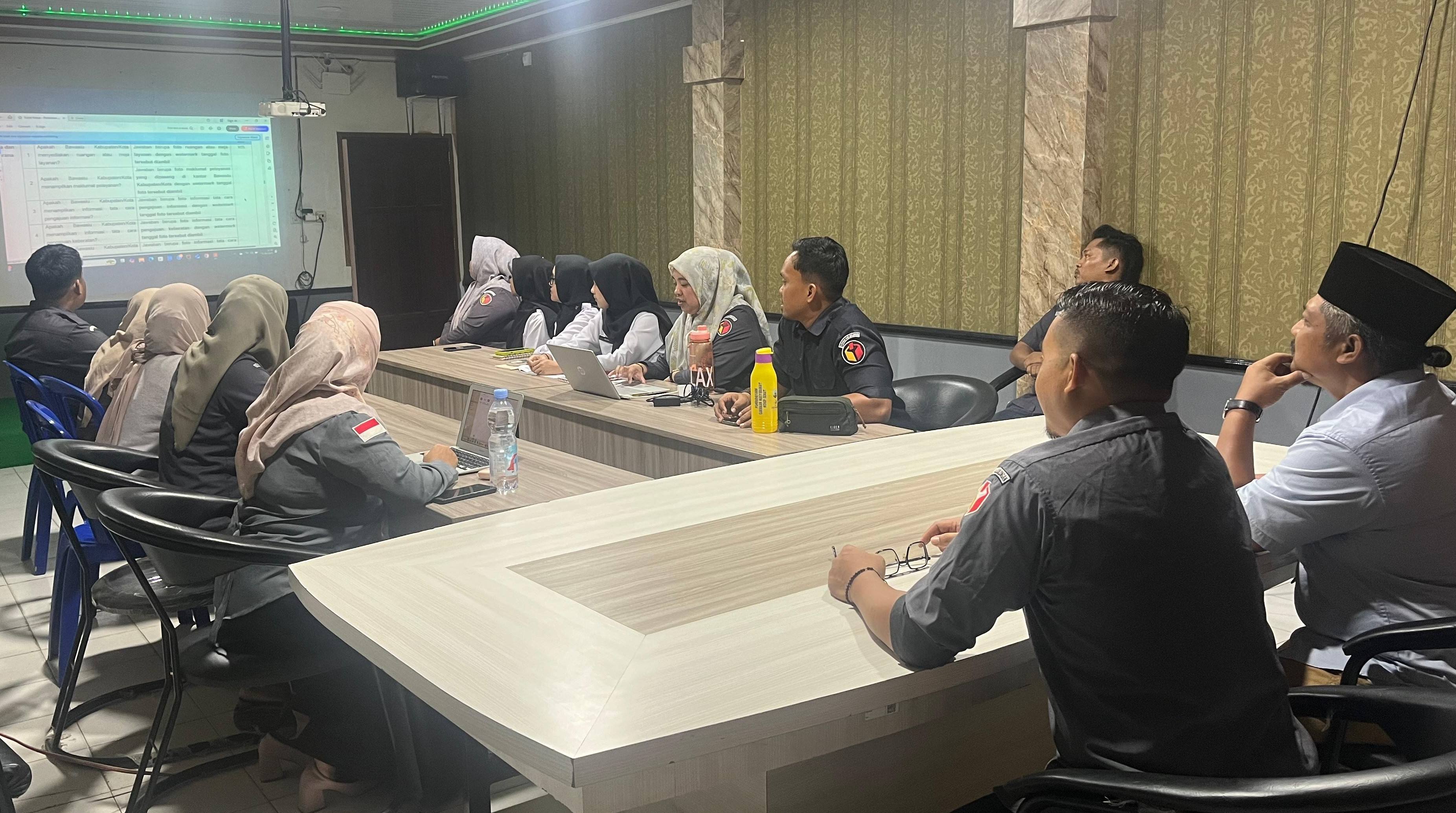 Foto: Ketua Bawaslu Bulungan, Dwi Suprapto saat memimpin rapat persiapan pengawasan Pemutakhiran Data Pemilih Berkelanjutan (PDPB) 