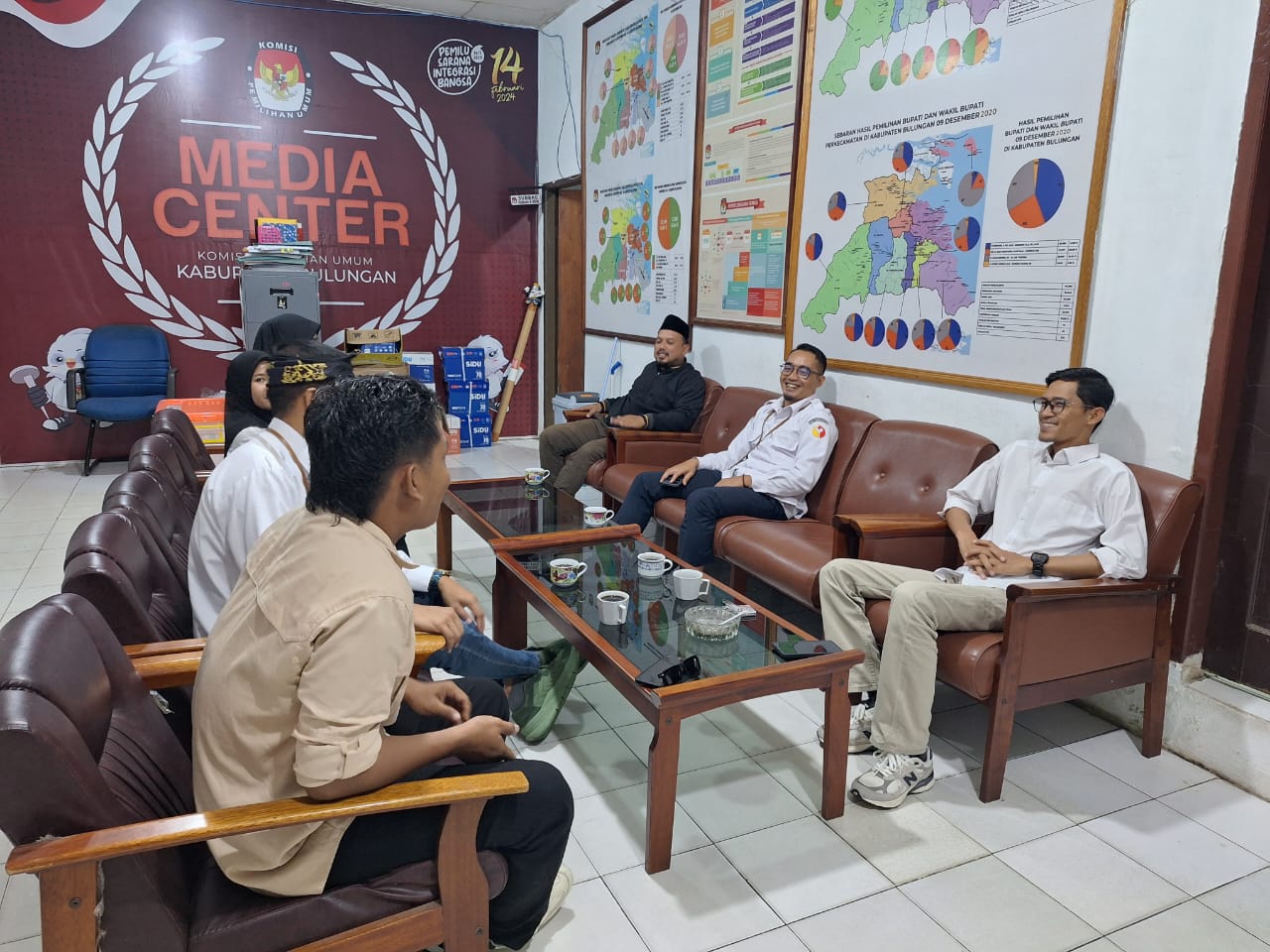 Foto : Ketua dan Anggota Bawaslu Bulungan saat berdiskusi bersama Komisioner KPU membahas persiapan jelang Pemutakhiran Data Pemilih Berkelanjutan (PDPB)