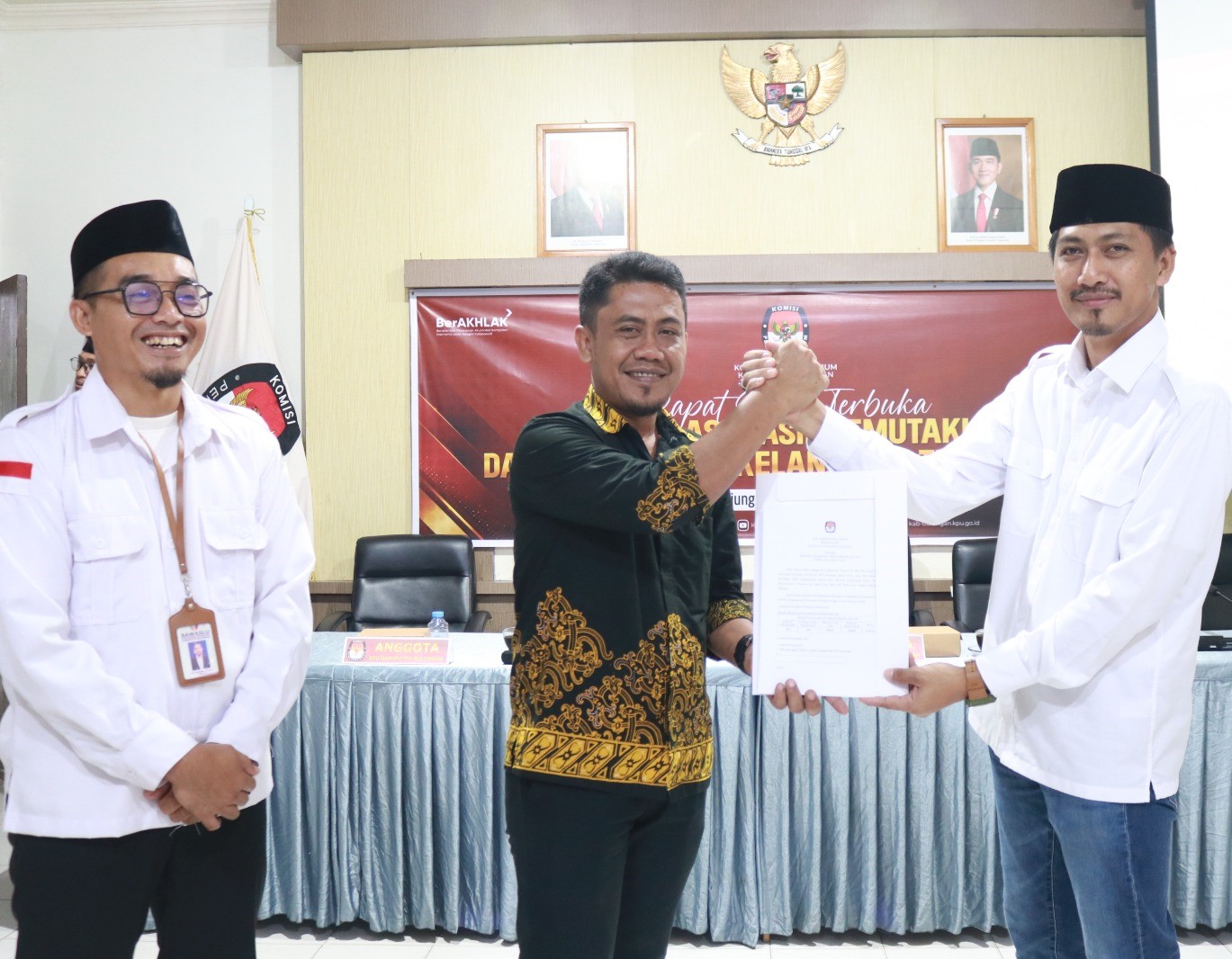Foto: Penyerahan BA Rekapitulasi Daftar Pemilih Berkelanjutan Triwulan II Tahun 2025 oleh KPU kepada Bawaslu Bulungan.