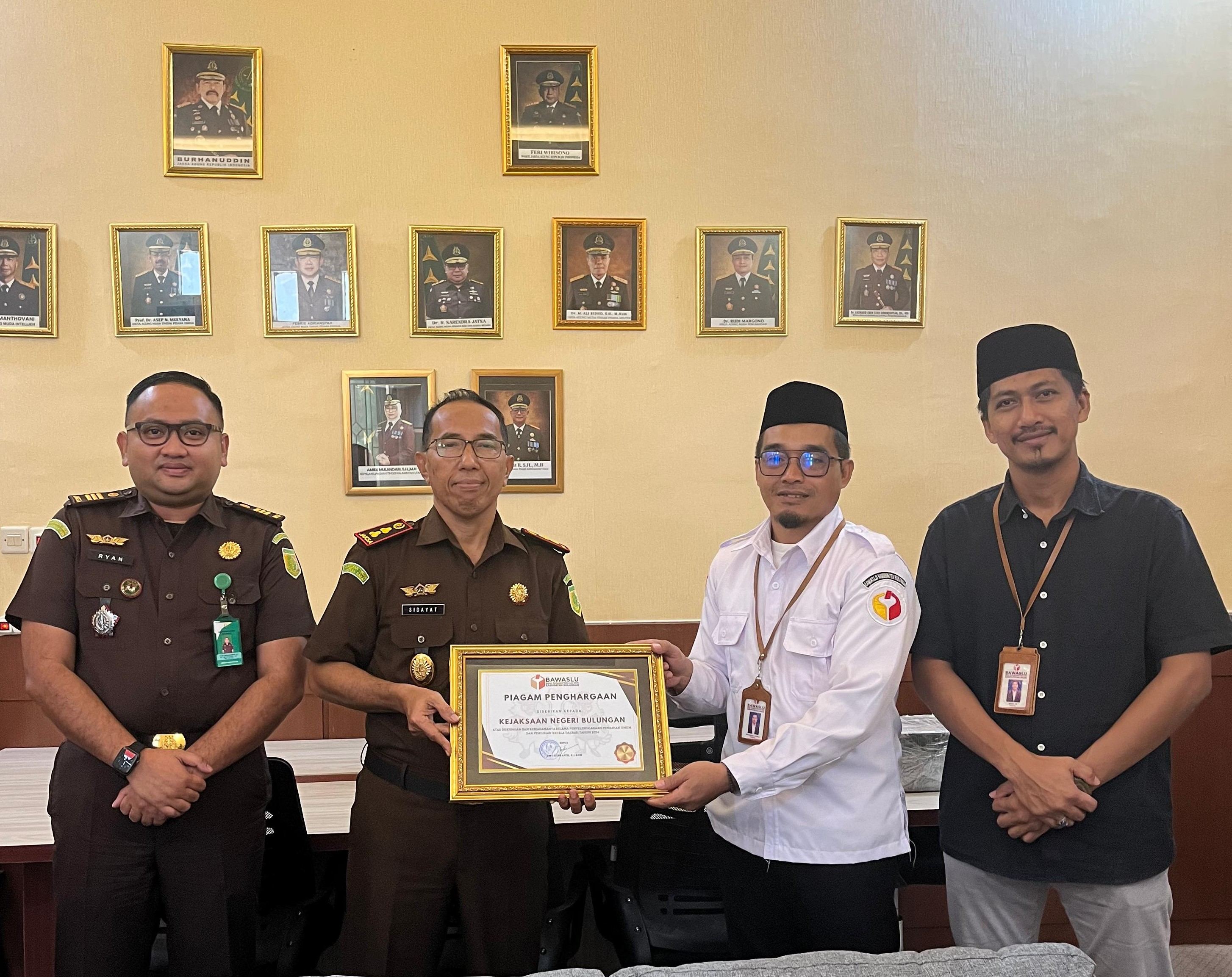 Foto: Ketua dan Anggota Bawaslu Bulungan saat memberikan piagam penghargaan kepada Kejaksaan Negri Bulungan