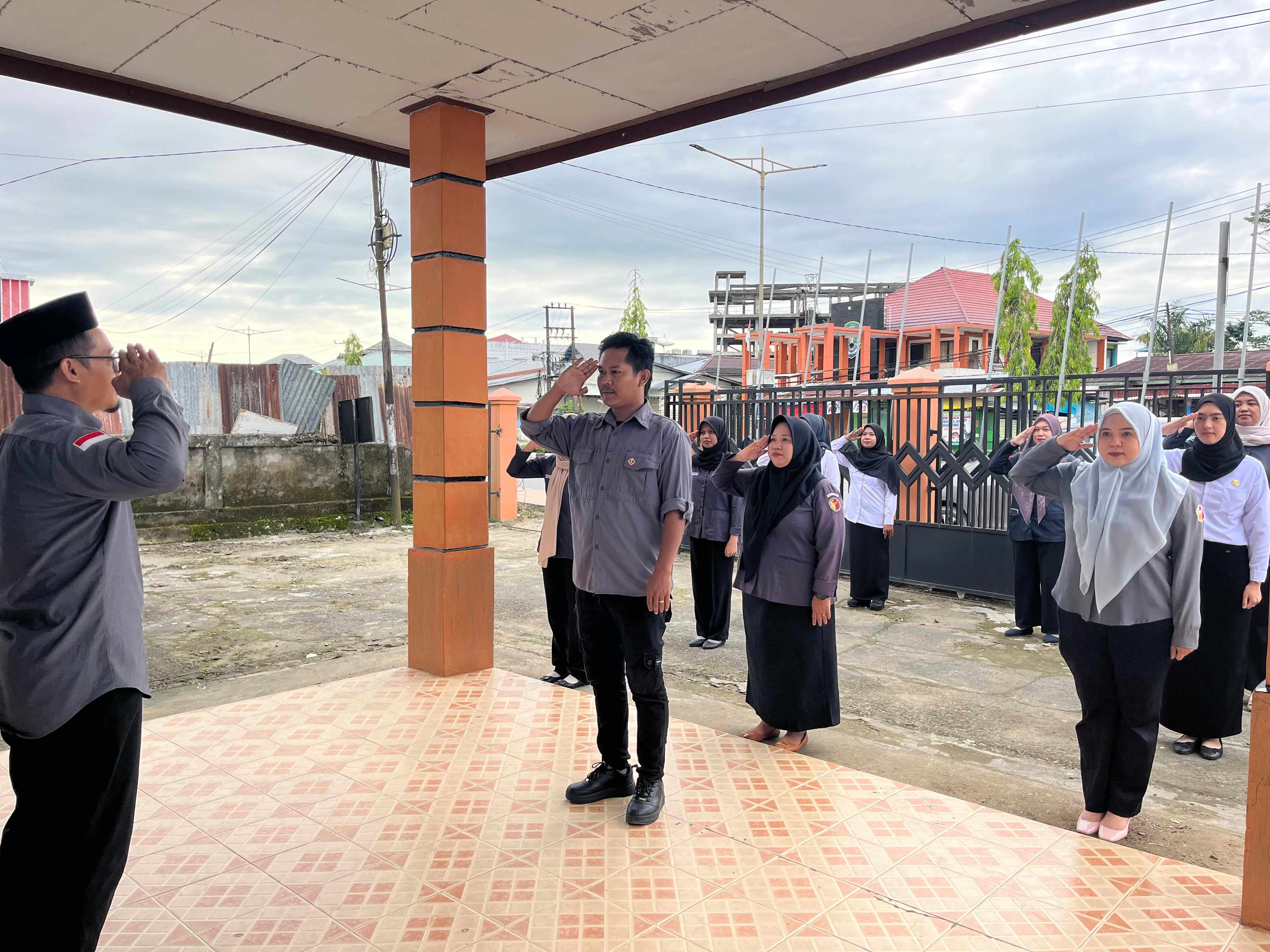 Apel senin pagi jajaran sekretariat Bawaslu, di Pimpin oleh Ketua Bawaslu Bulungan, Dwi Suprapto, Senin (14/14)