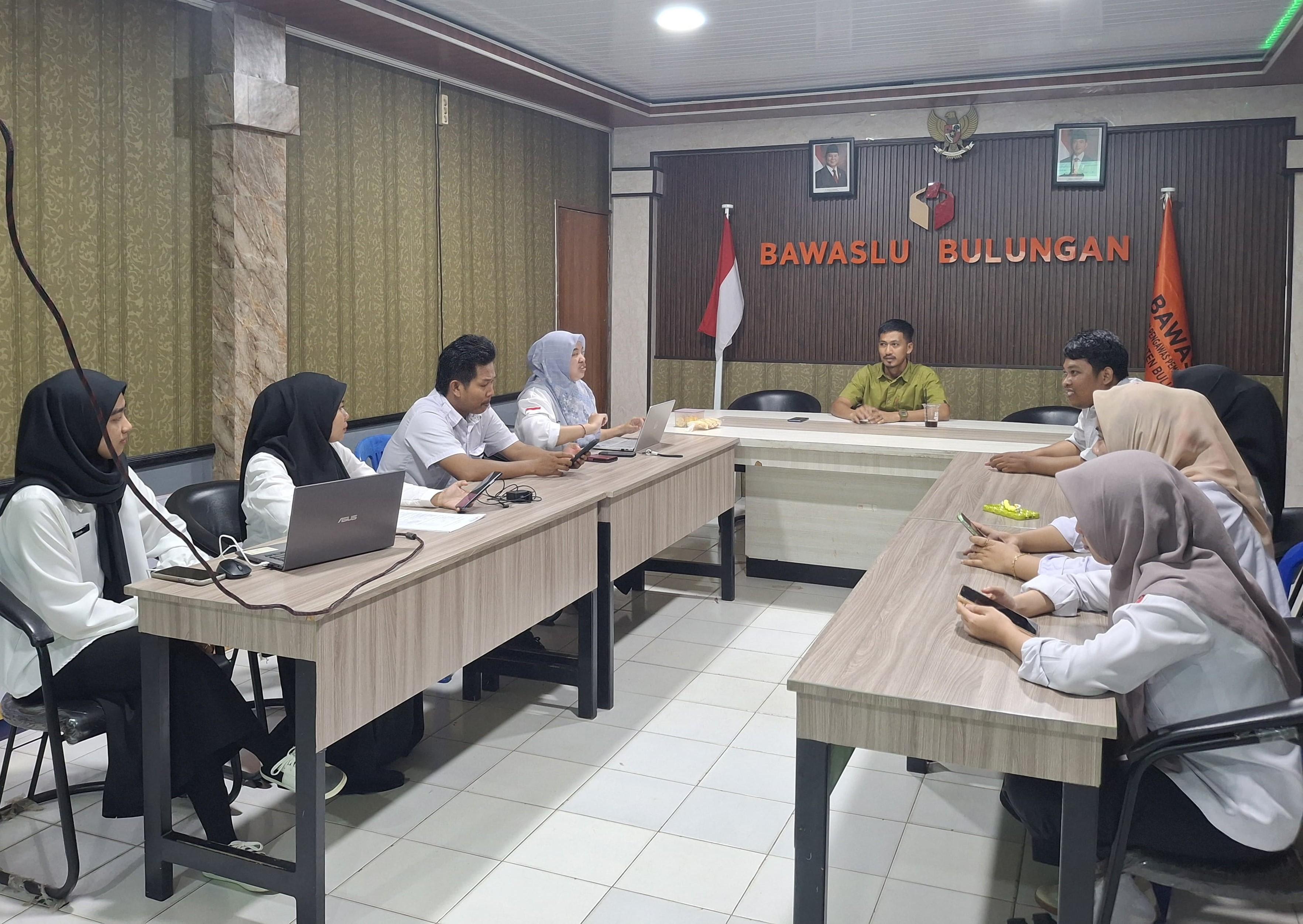 Anggota Bawaslu Bulungan, Riswan saat memberikan pengarahan kepada jajaran Staf Sekretariat Bawaslu Bulungan