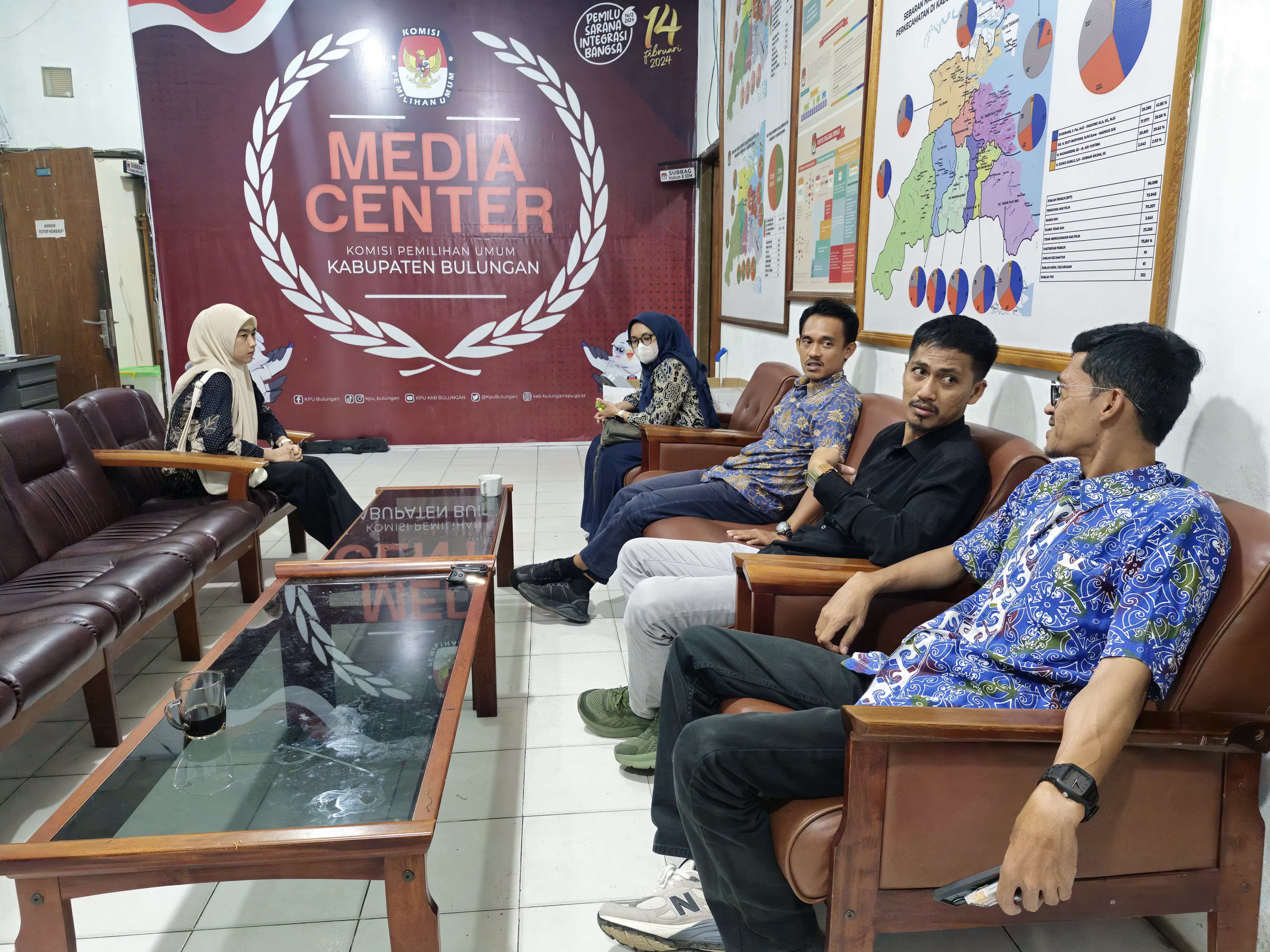 Koordinator Divisi Pencegahan, Partisipasi Masyarakat, dan Hubungan Masyarakat Bawaslu Kabupaten Blitar, Jaka Wandira beserta staf berkoordinasi dengan KPU, Rabu 9 Juli 2025.