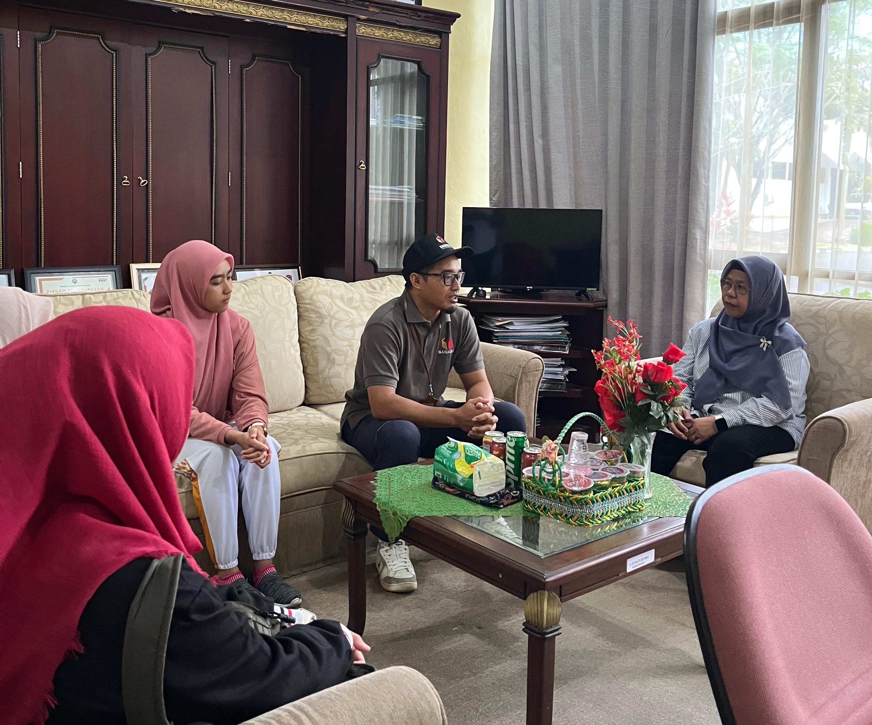 Bawaslu Bulungan menjalin koordinasi strategis dengan Diskominfo Kabupaten Bulungan, di ruang kerja Kepala Dinas Kominfo Bulungan, Jumat (18/7).