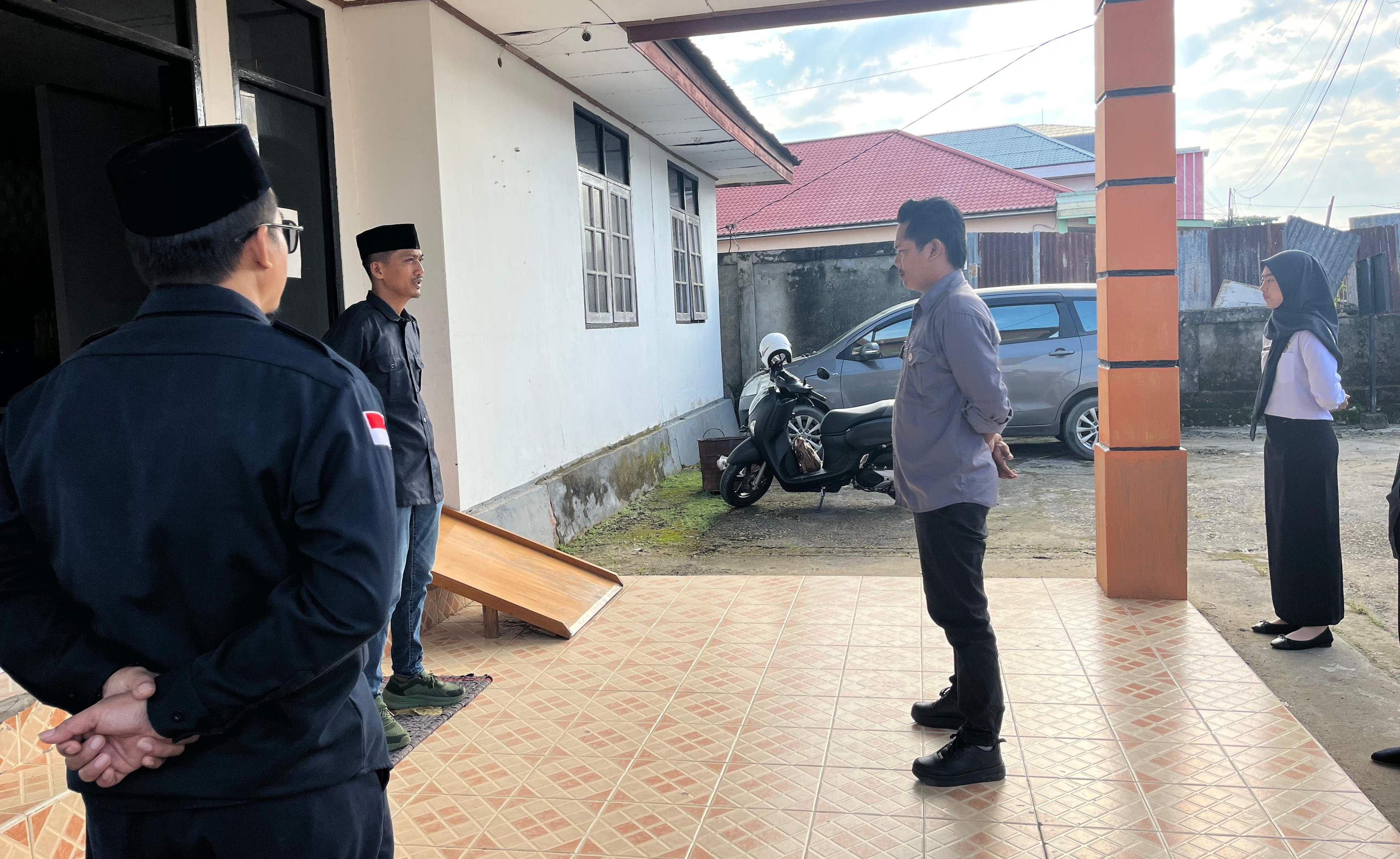Foto: Pimpinan Riswan memberikan amanat saat bertidak menjadi pembina apel. Senin, (21/7)