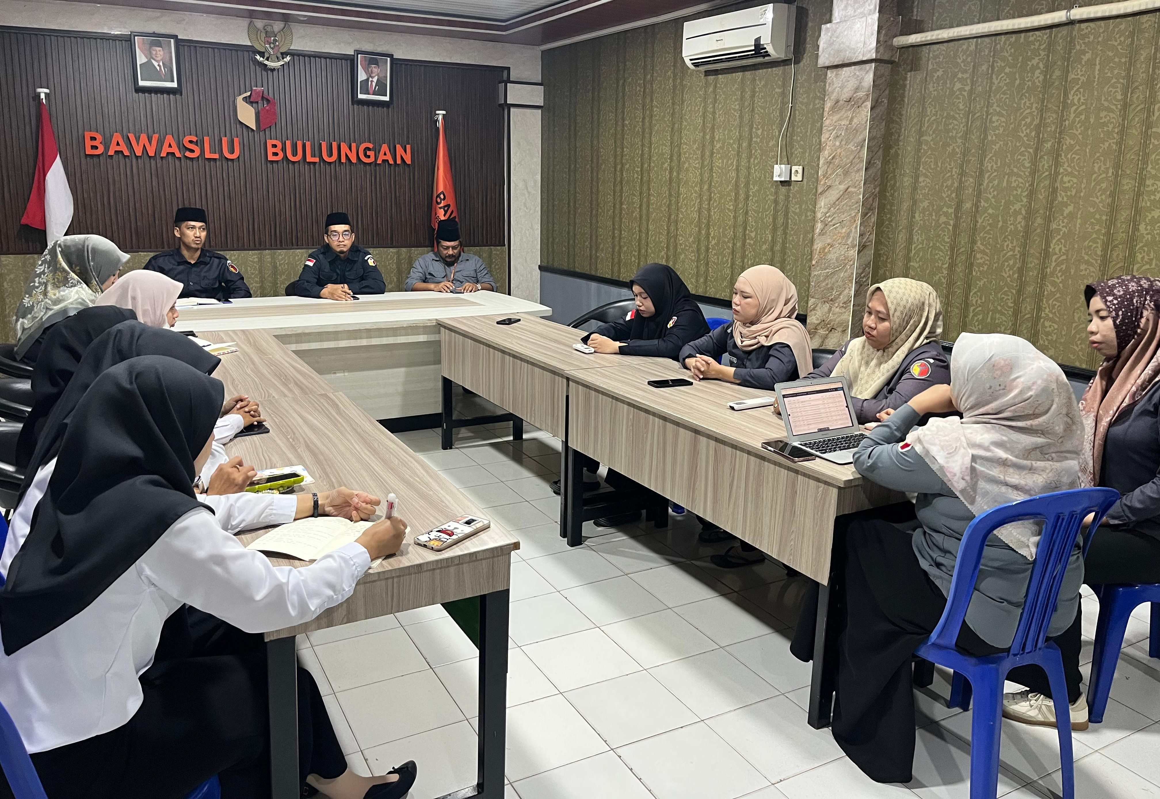 Ketua Bawaslu Kabupaten Bulungan, Dwi Suprapto memberikan arahan kepada sekretariat di Kantor Bawaslu Bulungan, Senin (21/7)/foto: Humas Bawaslu Bulungan.