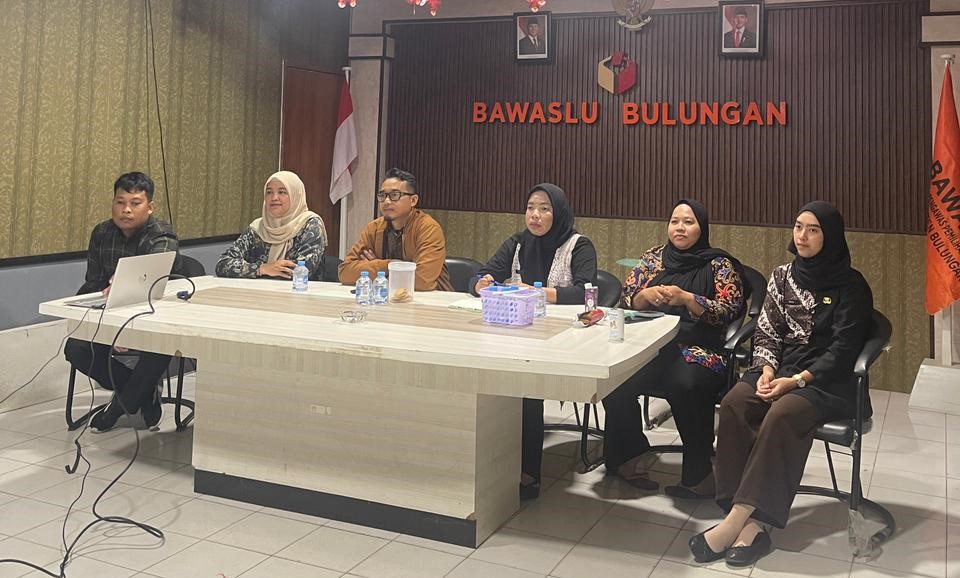 Enam orang PPPK Bawaslu Kabupaten Bulungan mengikuti kegiatan Kick Off Orientasi PPPK Bawaslu Tahun 2025 yang dilakukan secara daring, Kamis (21/08/2025) di Ruang Rapat Kantor Bawaslu Kabupaten Bulungan.