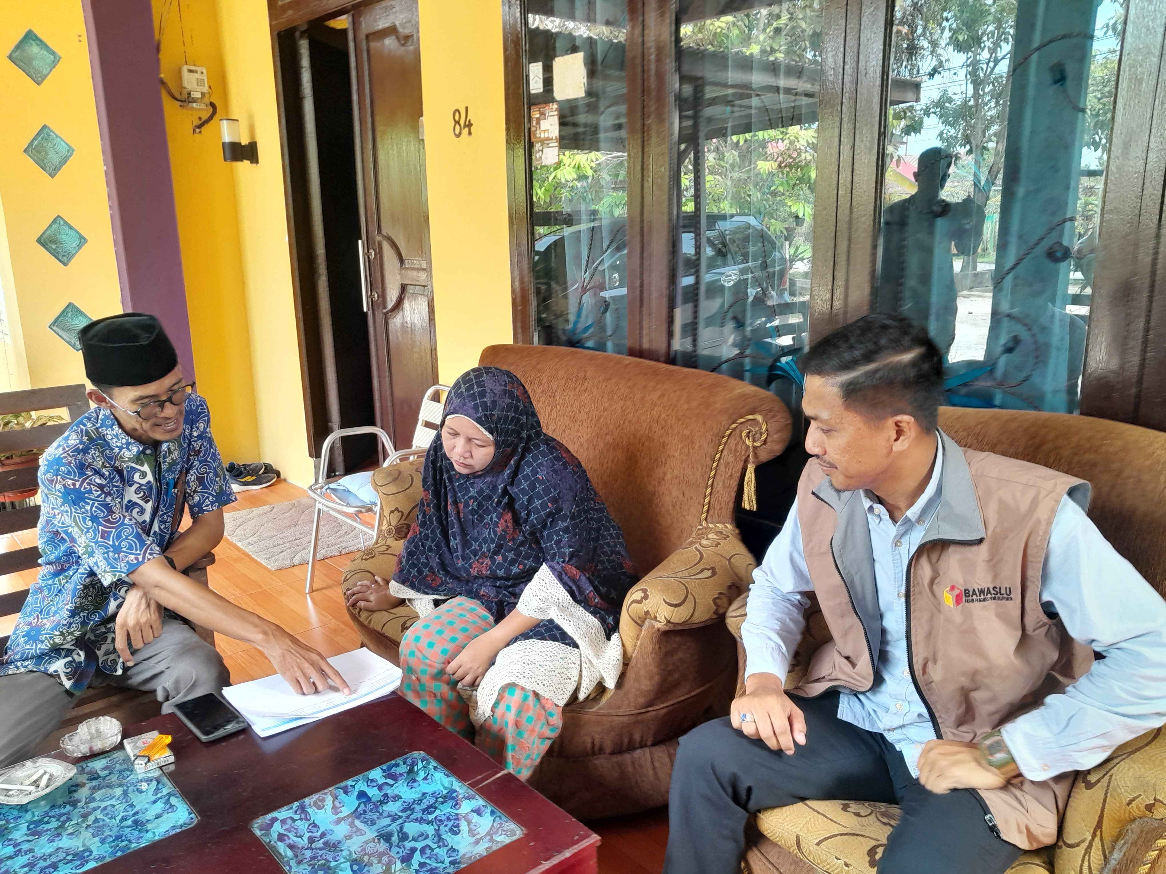 Foto: Kordiv HP2H Riswan, saat melakaukan Pengawasan Coklit Terbatas Oleh KPU Bulungan