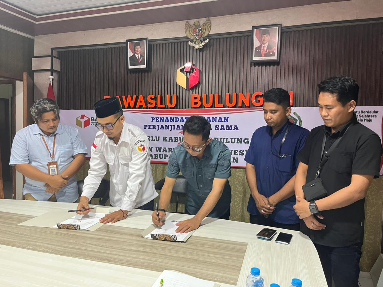 Bawaslu dan PWI Bulungan melakukan kerjasama yang ditandai dengan penandatanganan Memorandum of Understanding (MoU). (Foto : Humas Bawaslu Bulungan)