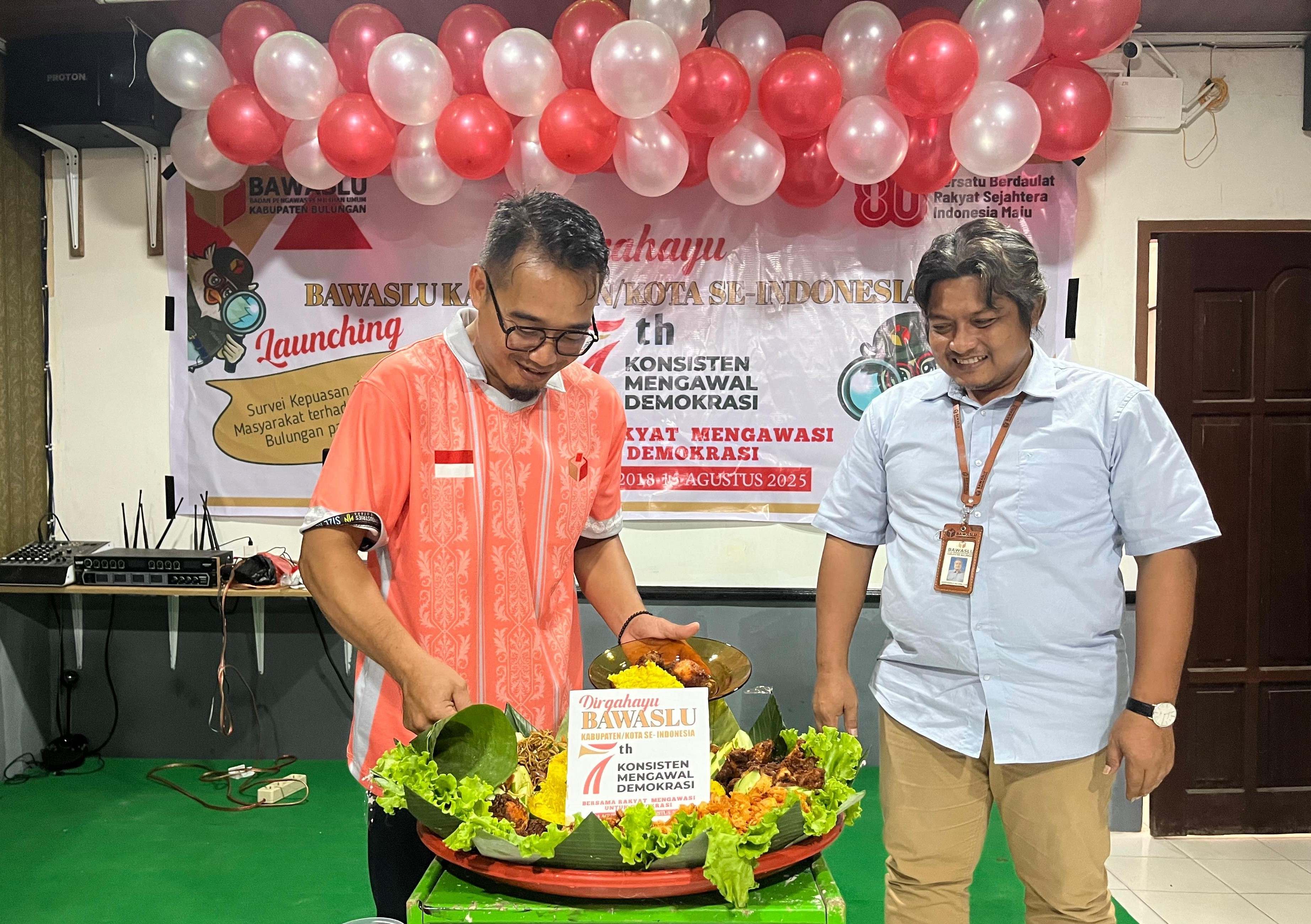 Ketua dan Koorsek Bawaslu Bulungan potong nasi tumpeng dalam perayaan Ulang Tahun ke-7 Bawaslu Kab/Kota. (Foto: Humas Bawaslu Bulungan)