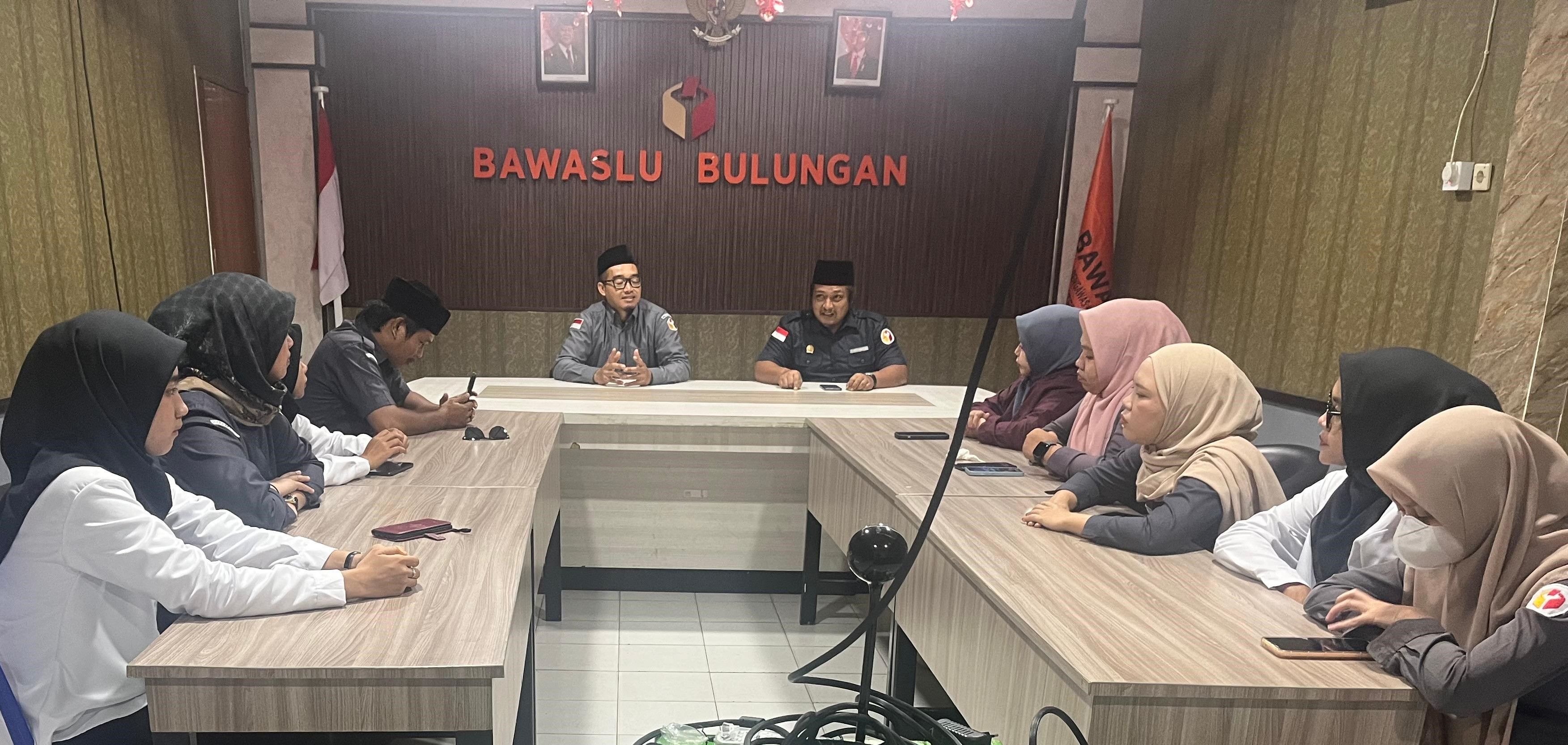 Foto Ketua Bawaslu Bulungan saat memberikan arahan kepada jajaran Sekretariat.