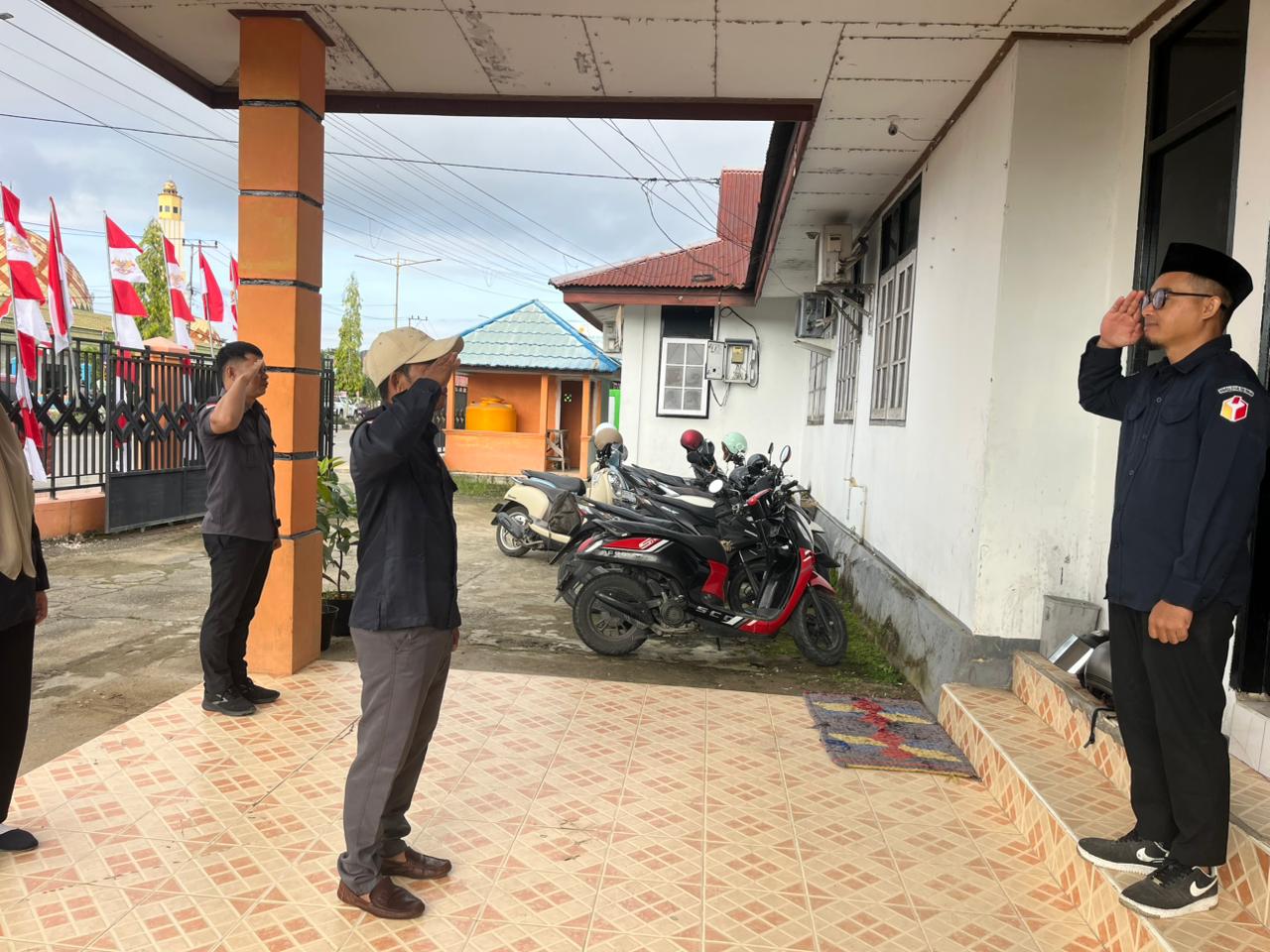 Pelaksanaan apel pagi rutin dilingkungan Sekretariat Bawaslu Kabupaten Bulungan, Senin (11/08)