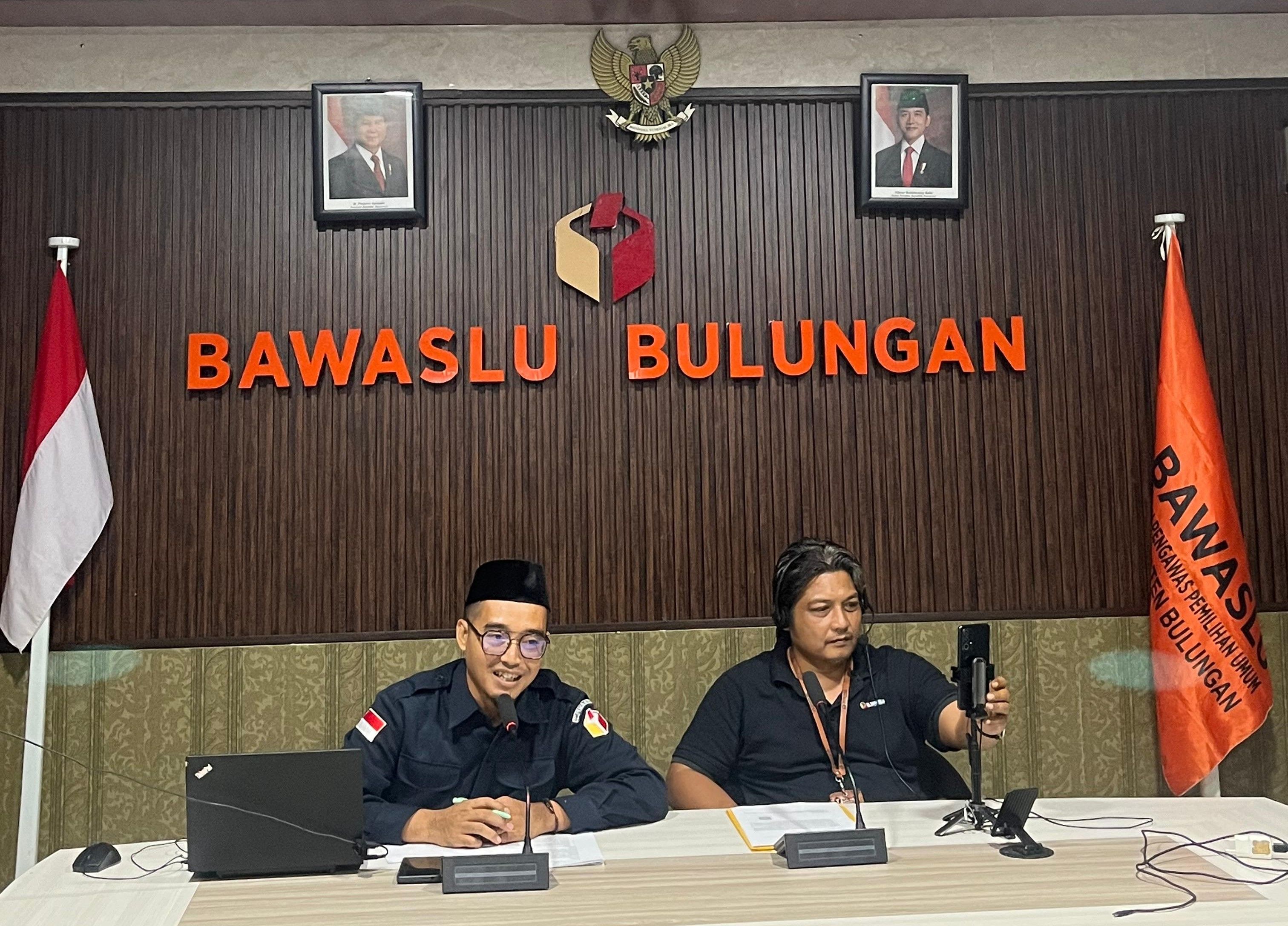 Foto Dwi Suprapto saat menyampaikan Komitmen Bawaslu Kabupaten Kabupaten Bulungan dalam Keterbukaan Informasi Publik ditemani Anggota Bawaslu Kabupaten Bulungan, pada Selasa, (12/08)