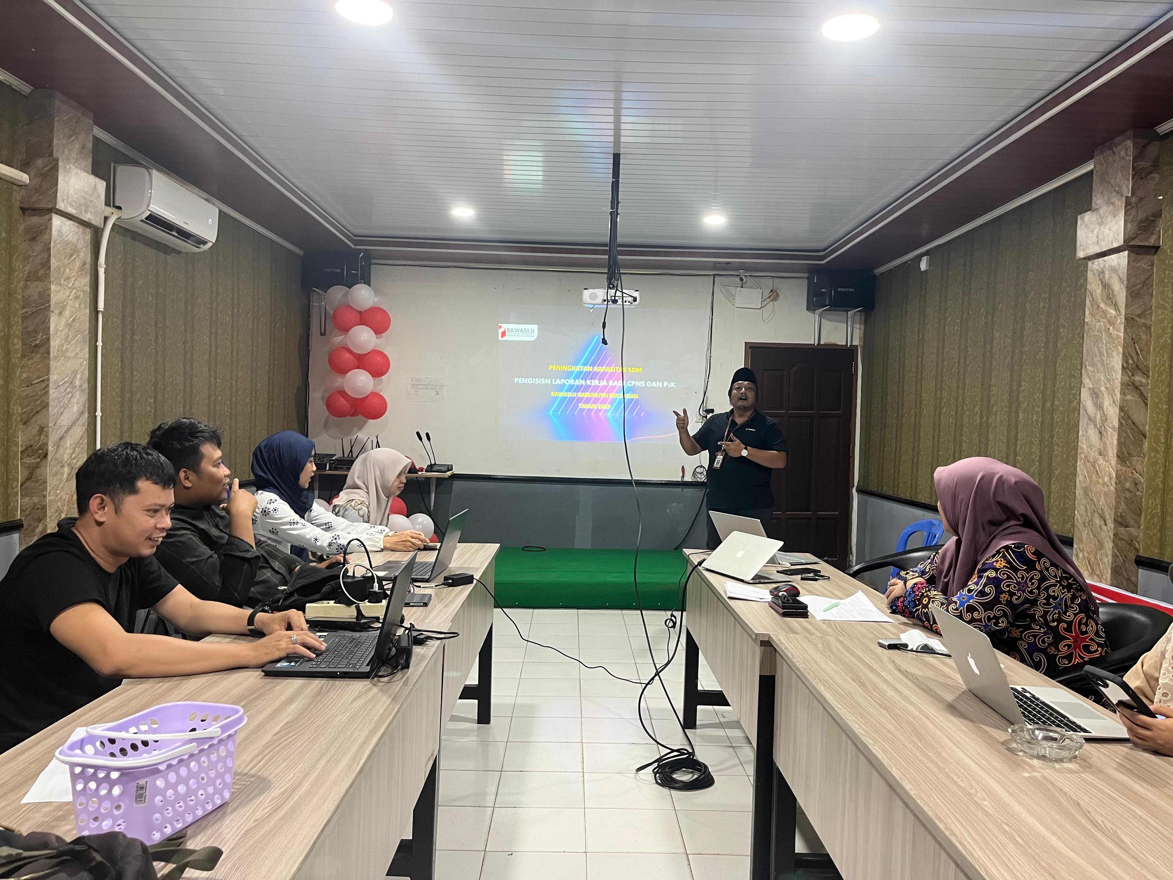 Kepala Sekretariat Bawaslu Kabupaten Bulungan saat memberikan materi pada rapat internal Penyusunan Laporan Kinerja bagi CPNS dan PPPK di Lingkungan Sekretariat Bawaslu Kabupaten Bulungan pada Kamis(28/08).