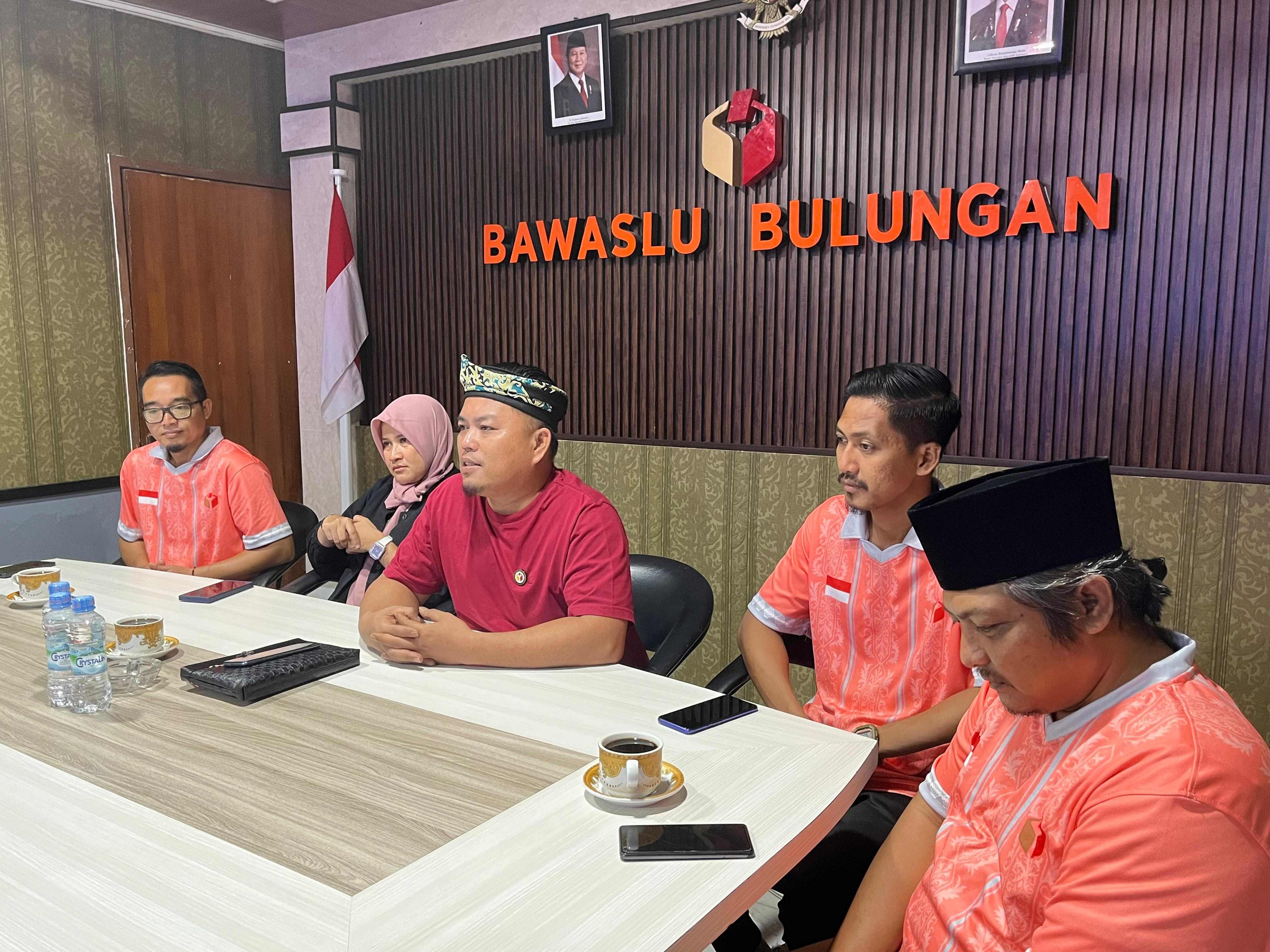 Foto Ketua Bawaslu Kaltara Yakobus Iskandar (tengah baju merah besingal) melakukan supervisi ke Bawaslu Bulungan. Jumat, (29/08). 