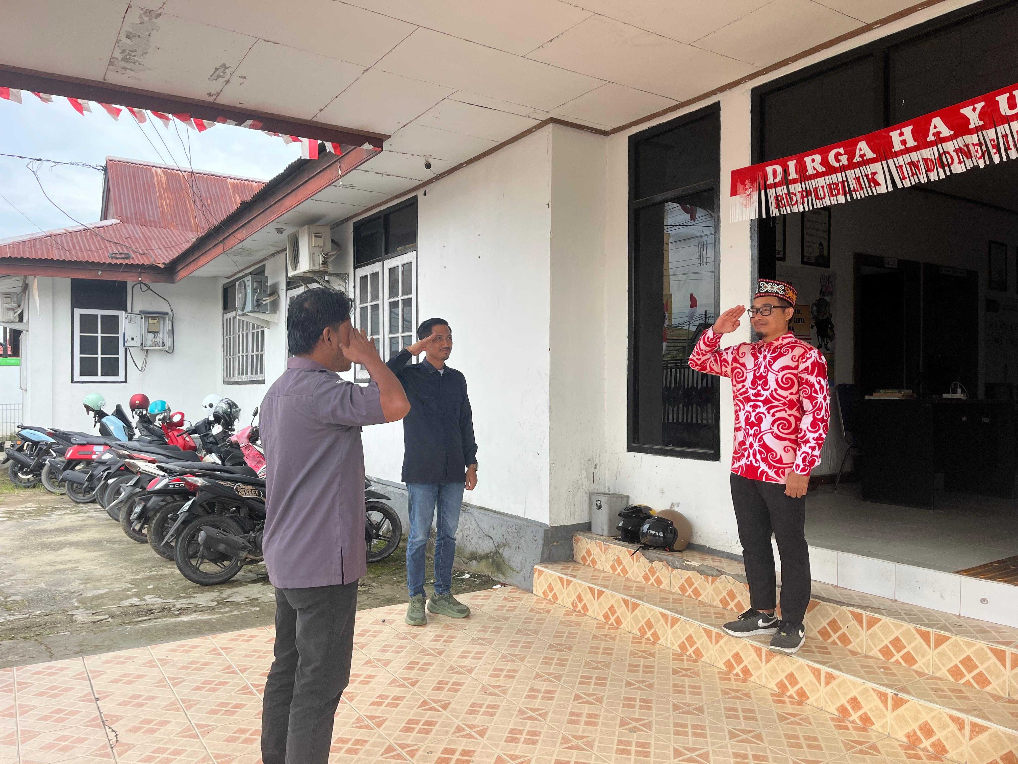Ketua Bawaslu Kabupaten Bulungan. Dwi Suprapto, saat memimpin apel pagi, Senin (01/09).