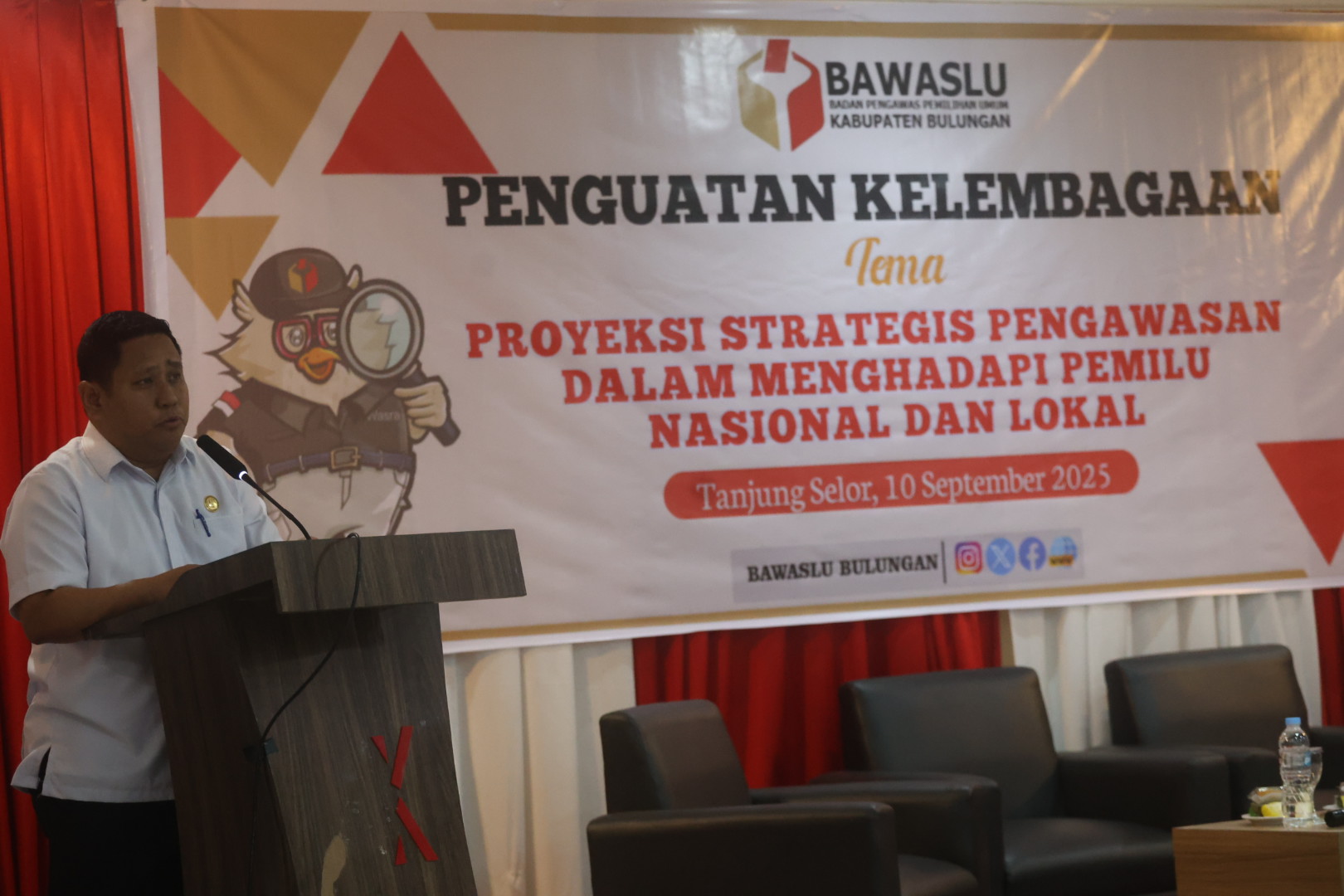 Kepala Kesebangpol Bulungan, Dharmawan saat mewakili Bupati Kabupaten Bulungan menyampaikan sambutan di kegiatan penguatan kelembagaan yang dilaksanakan pada Rabu 10 September 2025. (Foto: Humas Bawaslu Bulungan)