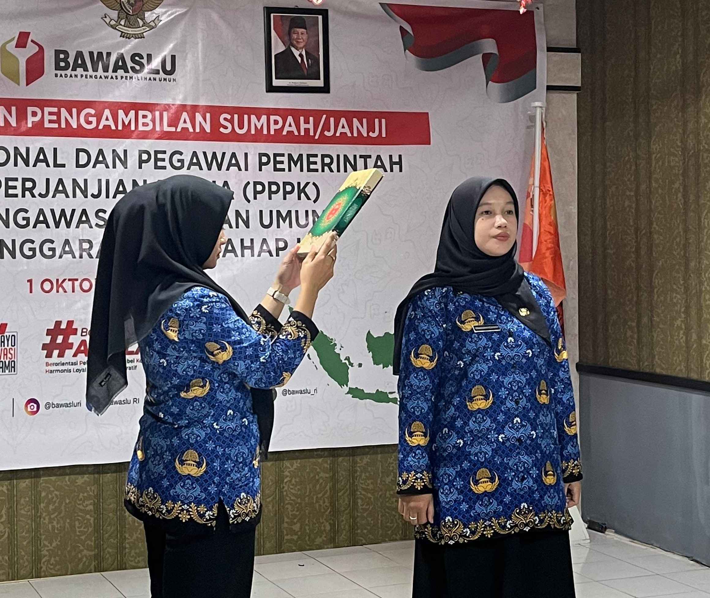 Pegawai Pemerintah dengan Perjanjian Kerja (PPPK) Bawaslu Kabupaten Bulungan saat menghadiri pelantikan PPPK Bawaslu TA. 2024 Tahap II secara daring, Rabu (01/10). 