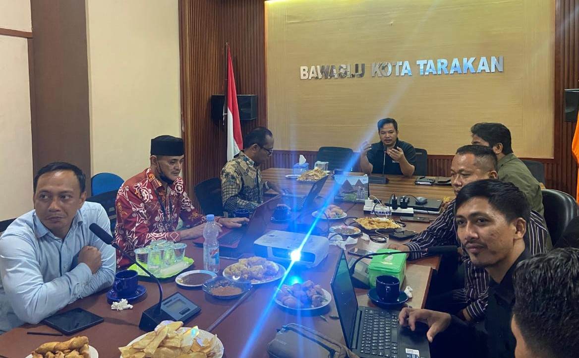Anggota Bawaslu Kaltara Fadliansyah memberikan arahan dalam kegiatan Rapat Kerja Teknis Pengawasan Pemutakhiran Data Partai Politik Secara Berkelanjutan Melalui Sistem Informasi .Partai Politik di Kantor Bawaslu Kota Tarakan, Rabu (26/11)/foto: Publikasi dan Pemberitaan Bawaslu Tarakan.