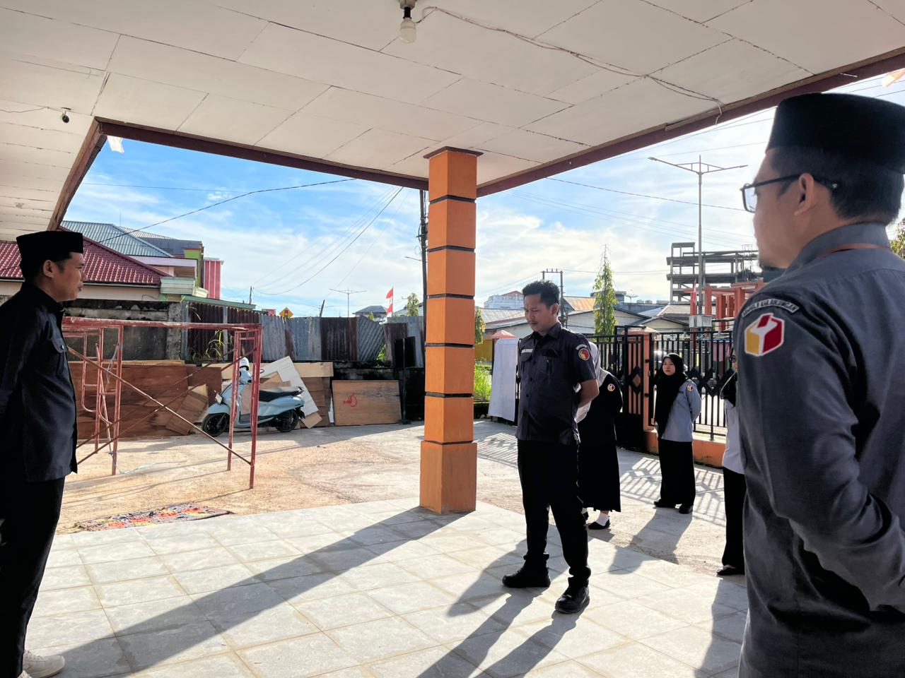 Koordinator Divisi Penanganan Pelanggaran dan Penyelesaian Sengketa, Ali Akbar saat menjadi Pembina Apel yang berlangsung di Halaman Kantor Sekretariat Bawaslu Kabuapten Bulungan, Senin (8/12)