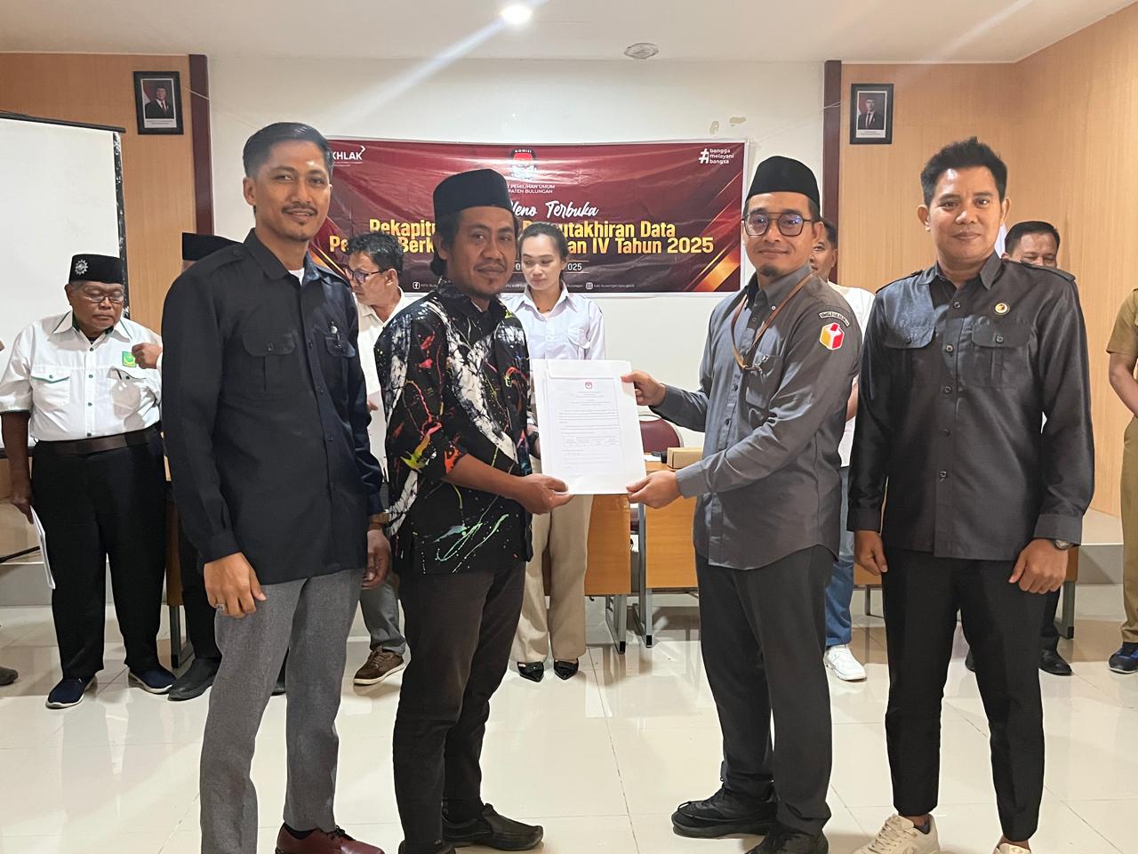 Penyerahan BA Hasil Pleno PDPB Triwulan IV Tahun 2025 Oleh KPU kepada Bawaslu Kabaupaten Bbulungan (Foto: Humas Bawaslu Bulungan)