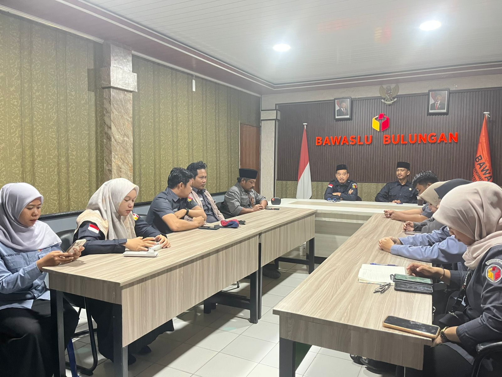 Foto: Ketua dan anggota Bawaslu Bulungan saat memimpin rapat internal yang di ikuti oleh seluruh jajaran sekretariat.