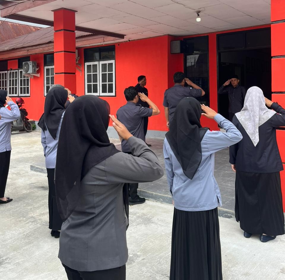 Koordinator Divisi Penanganan Pelanggaran dan Penyelesaian Sengketa (Kordiv PPPS), Ali Akbar. Saat jadi pembina Apel.