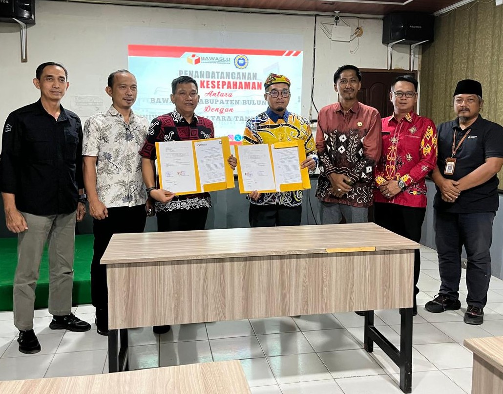 Ketua Bawaslu Bulungan, Dwi Suprapto, menandatangani kerja sama dengan Universitas Kaltara (Dok. Humas Bawaslu Bulungan)