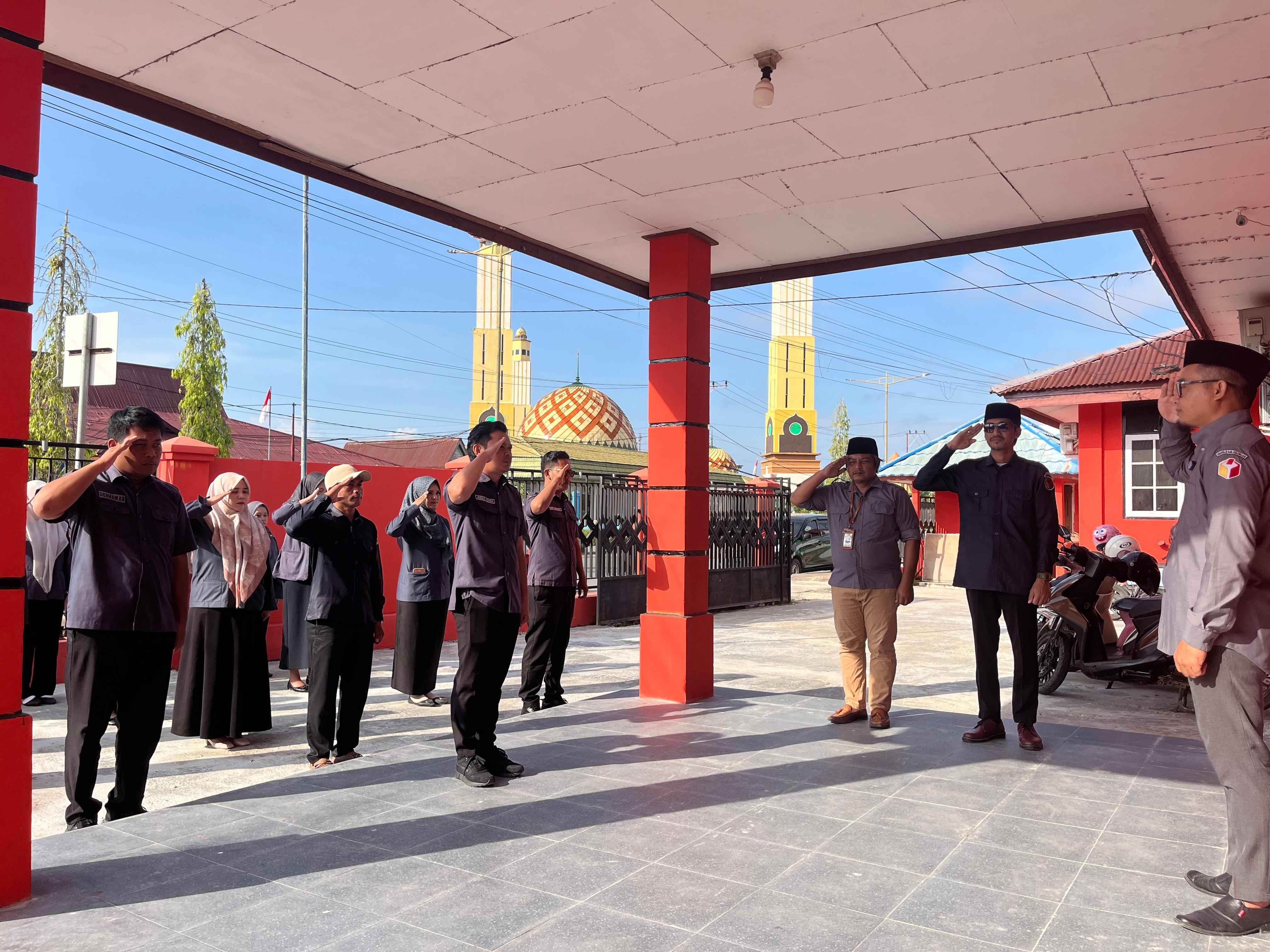 Ketua Bawaslu Bulungan Dwi Suprapto saat mempin Apel Perdana Pasca Libur Hari Raya Idul Fitri. Senin, (30/03)