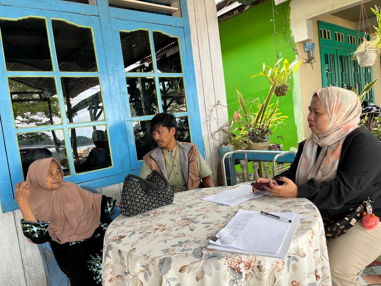 Foto; Anggota Bawaslu Bulungan Riswan beserta jajaran sekretariat saat melakukan Uji Petik di rumah warga