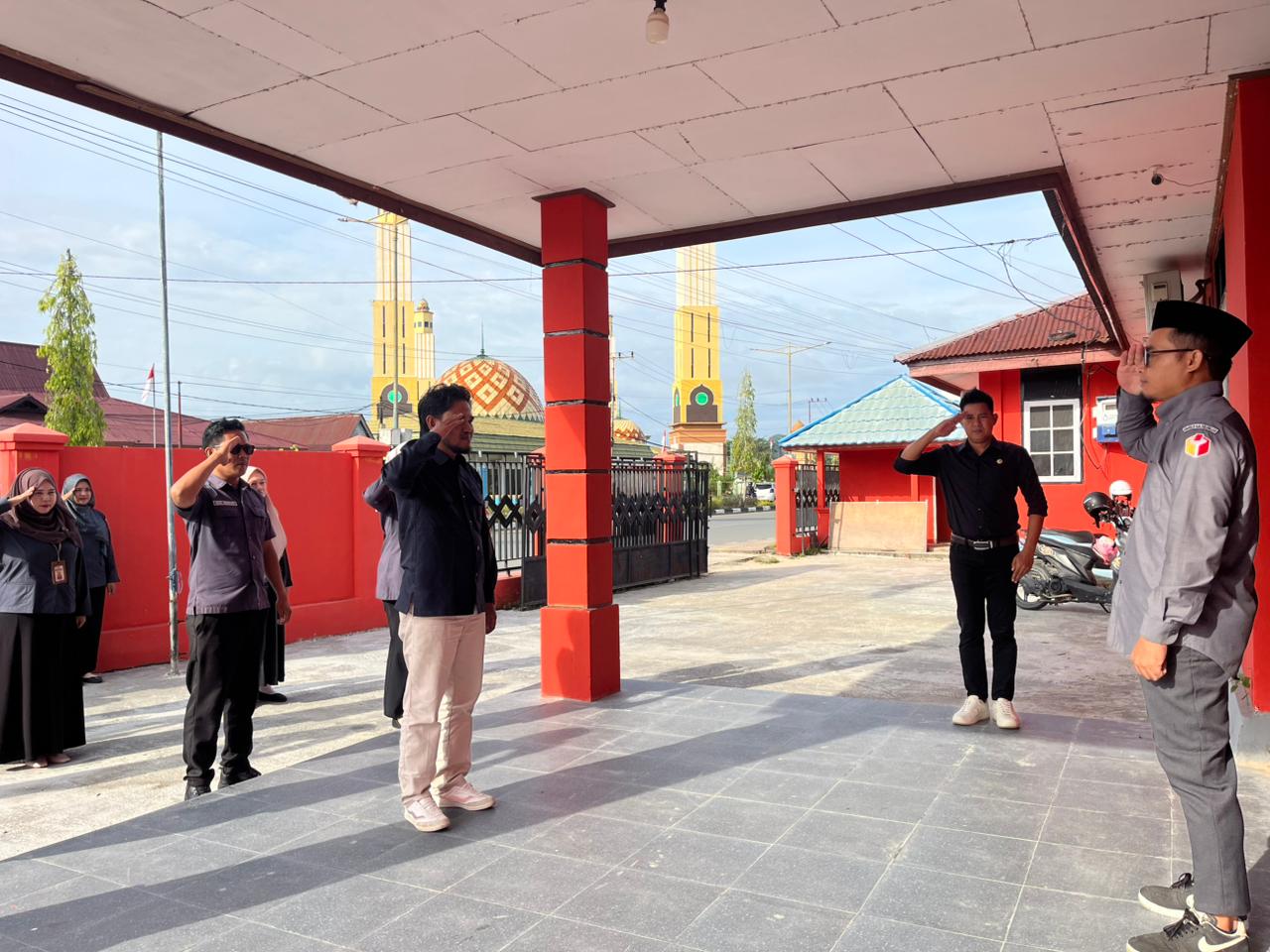 Bawaslu Kabupaten Bulungan melaksanakan apel rutin setiap hari Senin yang berlangsung di halaman Kantor , Senin (13/04)