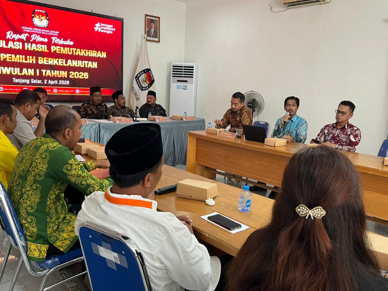 Ketua dan Anggota  Bawaslu Kabupaten Bulungan saat rapat pleno rekapitulasi Pemutakhiran Data Pemilih Berkelanjutan (PDPB) Triwulan I Tahun 2026 di KPU Kabupaten Bulungan, Kamis (02/04).
