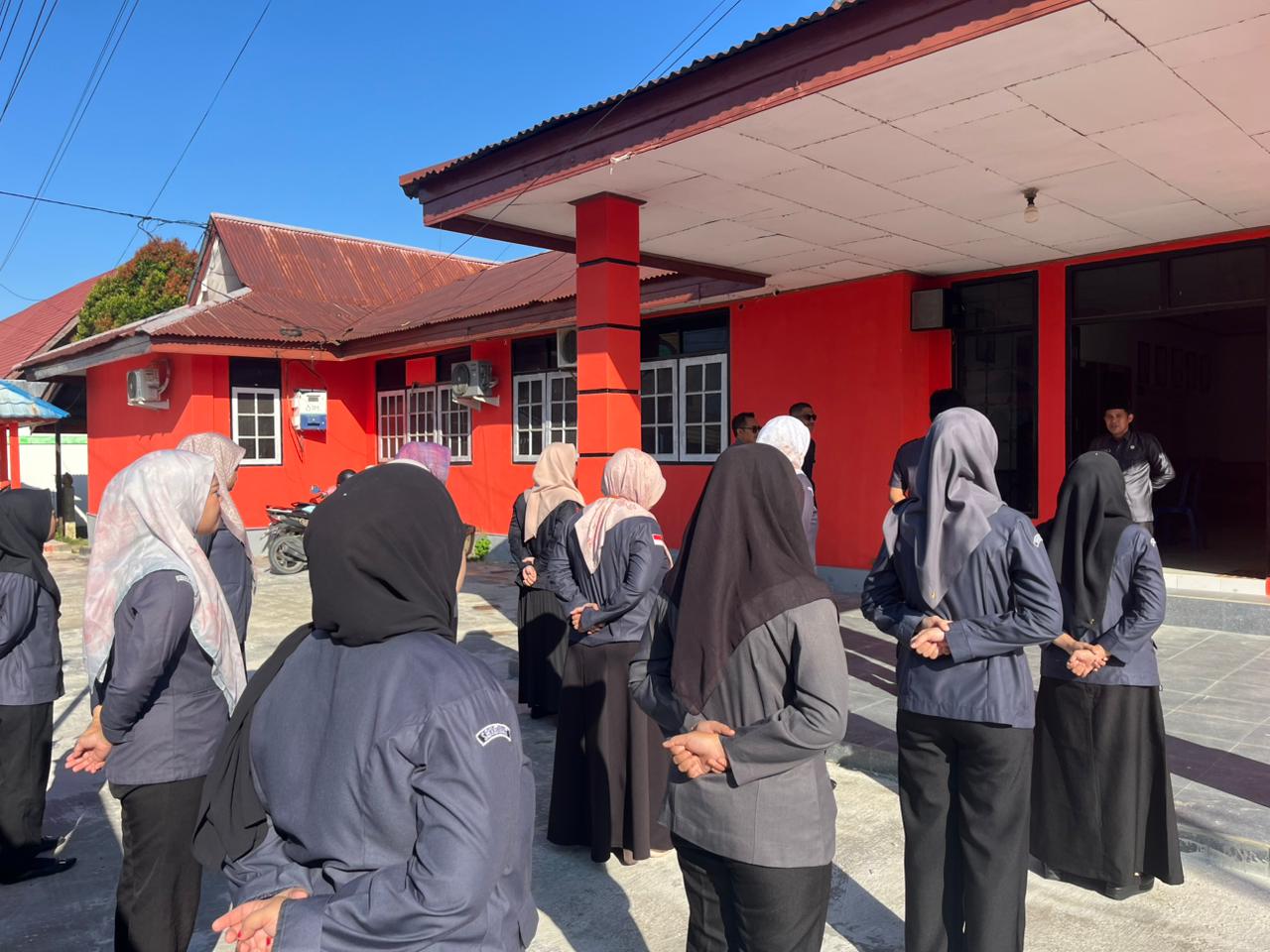 Foto Ali Akbar Koordinator Divisi Penanganan Pelanggaran dan Penyelesaian Sengketa (Kordiv PPPS) saat menjadi pembina apel rutin di halaman kantor Badan Pengawas Pemilihan Umum Kabupaten Bulungan Senin (06/44).